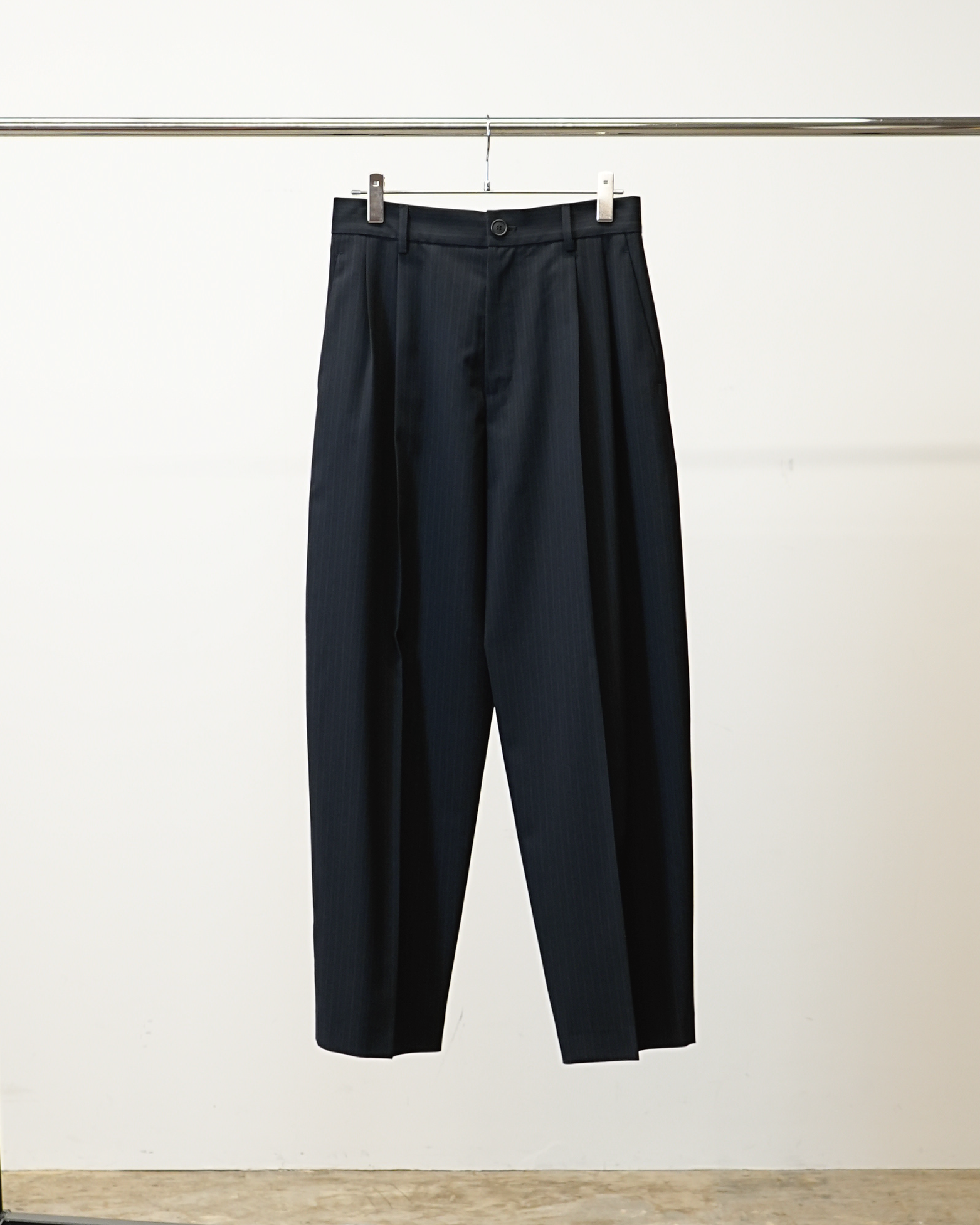DOUBLE PLEATED WIDE PANTS(BLACK/NAVY STRIPES)