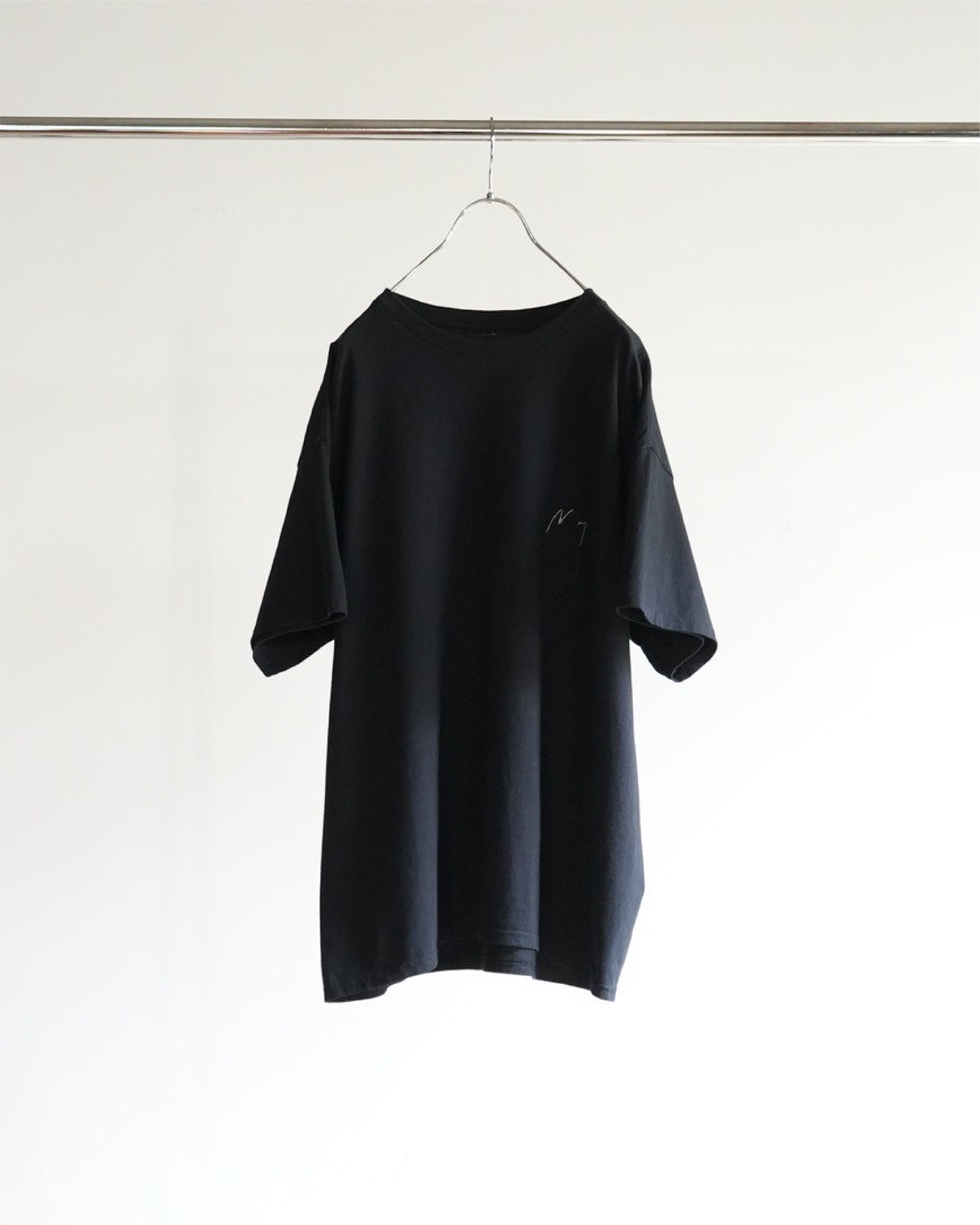 EMB SOUVENIR T-SHIRT(BLACK)