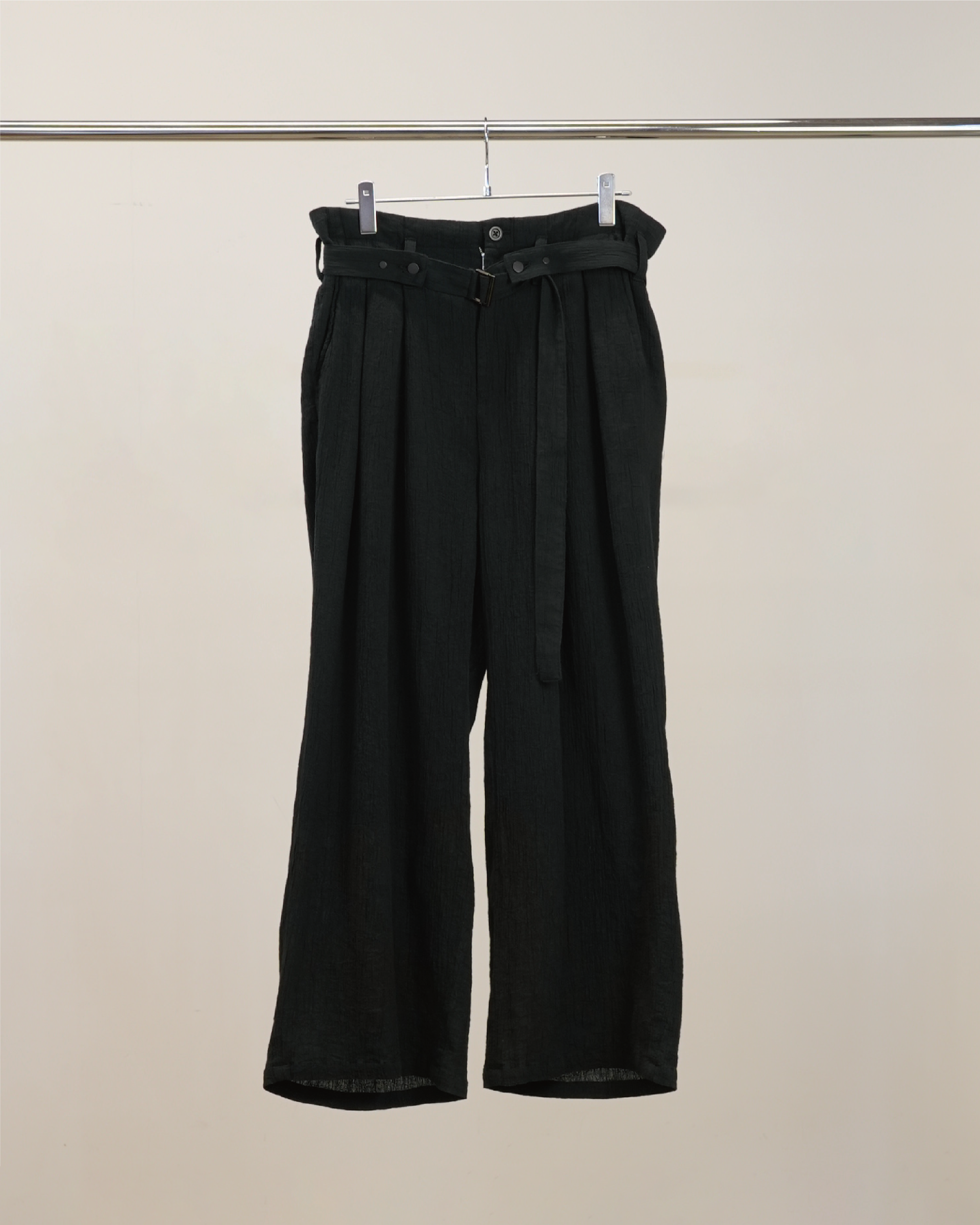 BELTED CREPE TUCK SLACKS(BLACK)