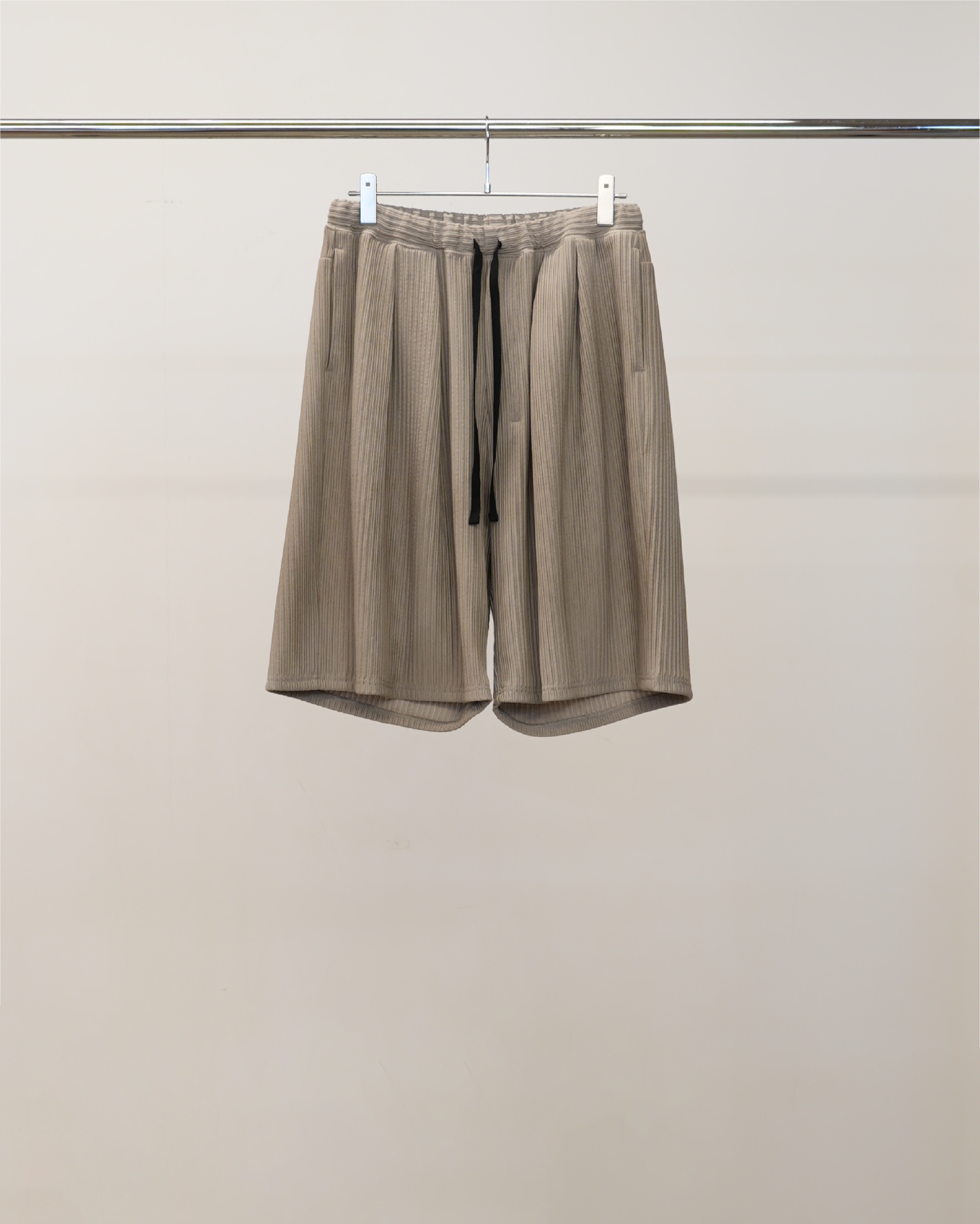 WRINKLED STRIPE TUCK SHORT PANTS(GREIGE)