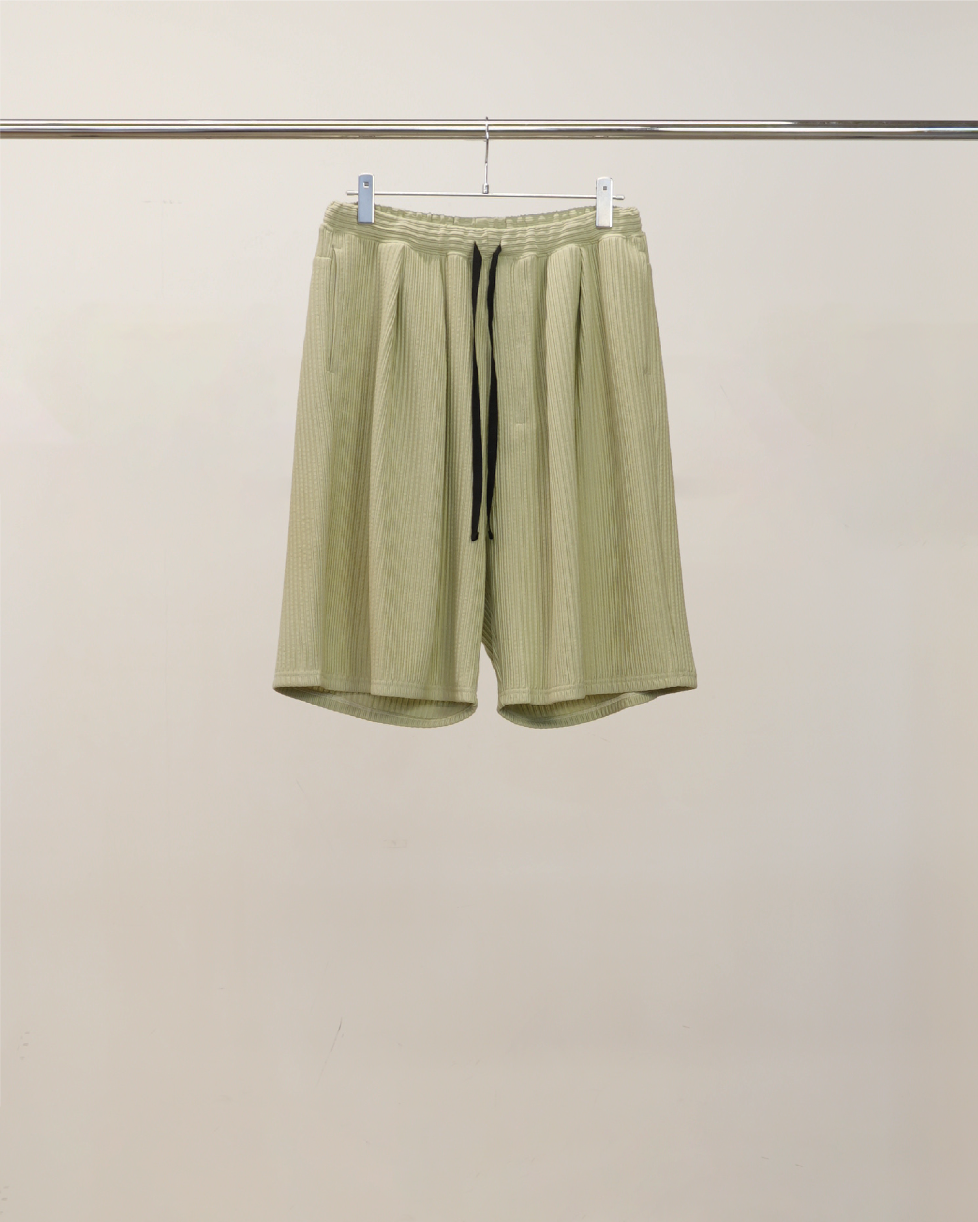 WRINKLED STRIPE TUCK SHORT PANTS(WASABI)