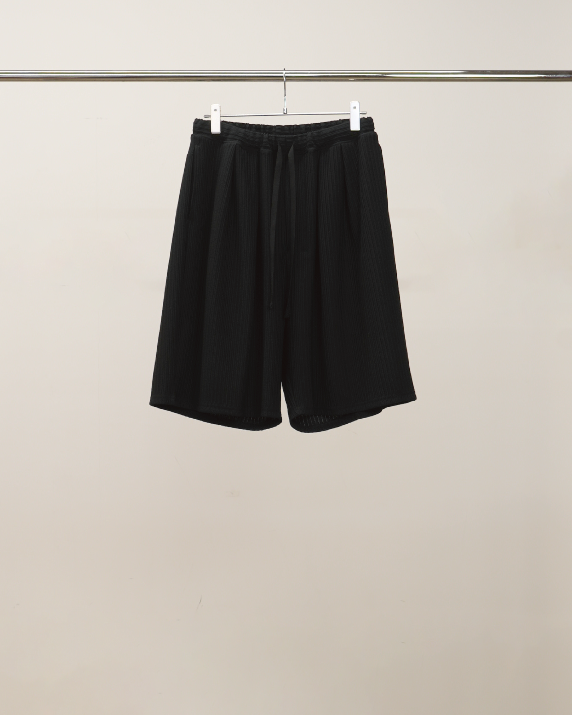 WRINKLED STRIPE TUCK SHORT PANTS(BLACK)
