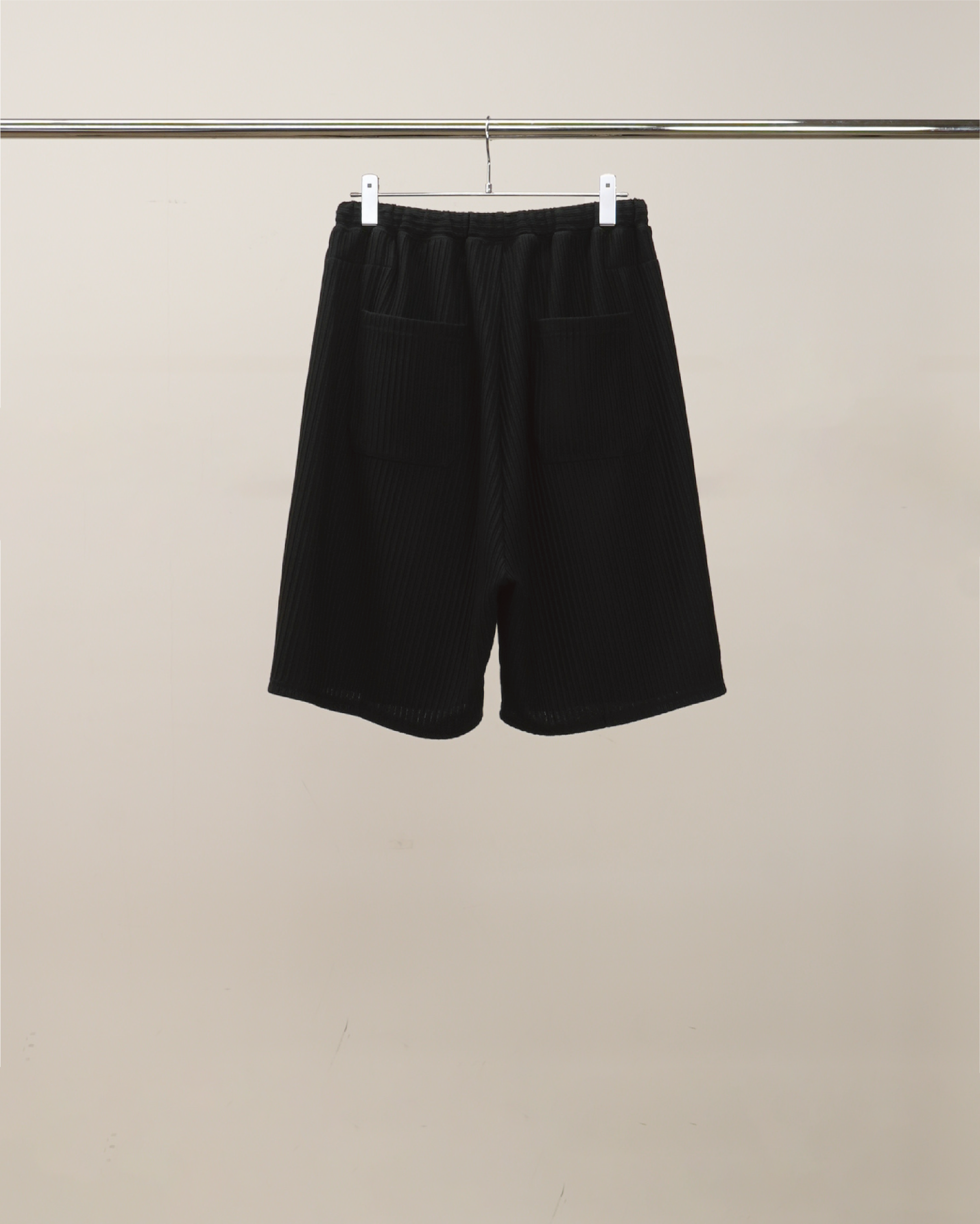 WRINKLED STRIPE TUCK SHORT PANTS(BLACK)