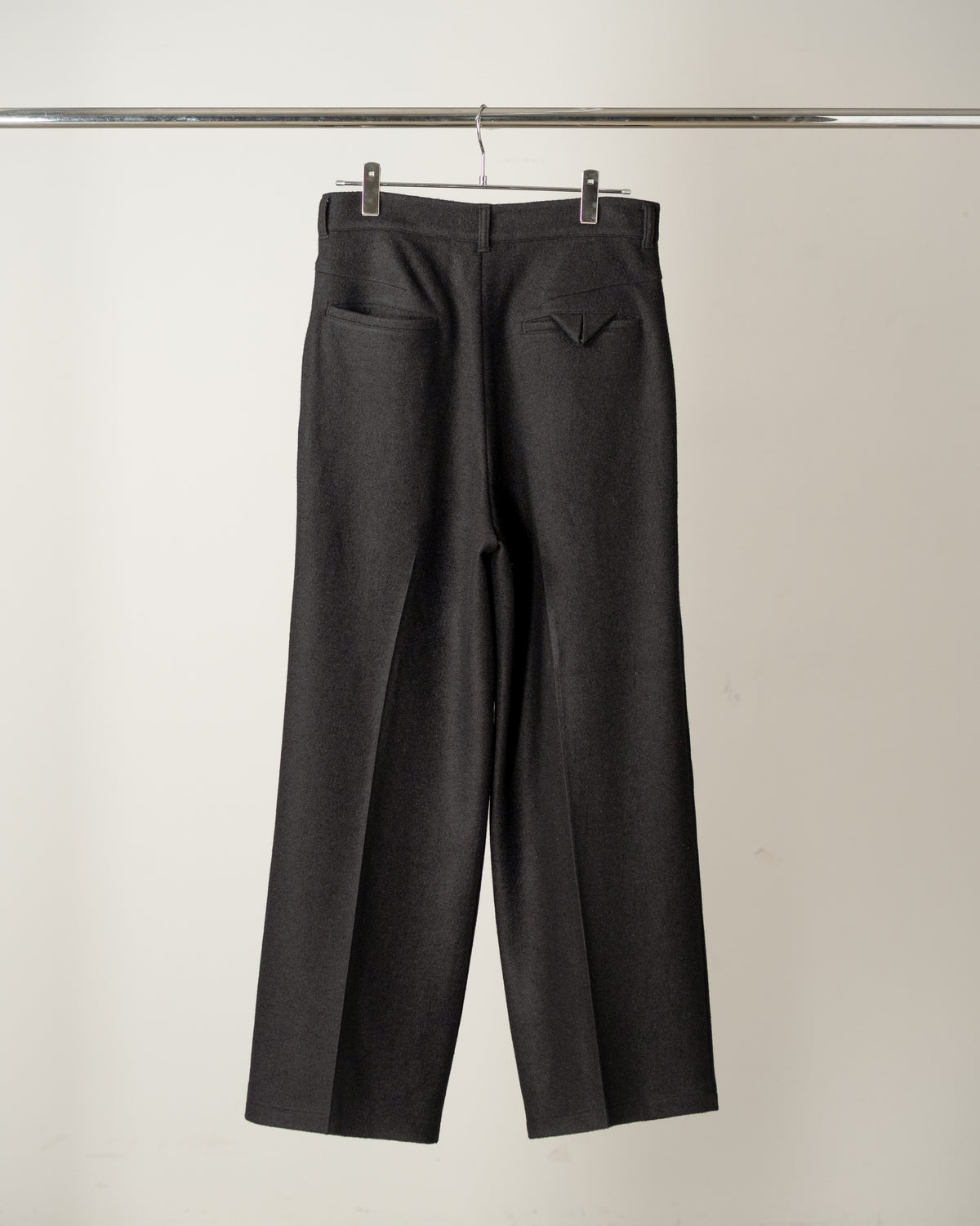 WOOL CUT WIDE TUCK SLACKS(BLACK)