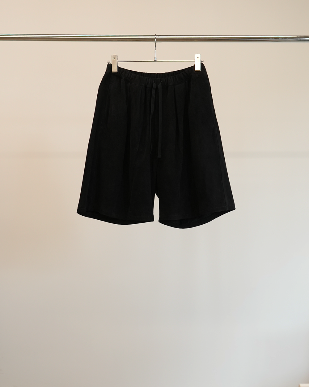 SUEDE TUCK WIDE SHORTS(BLACK)