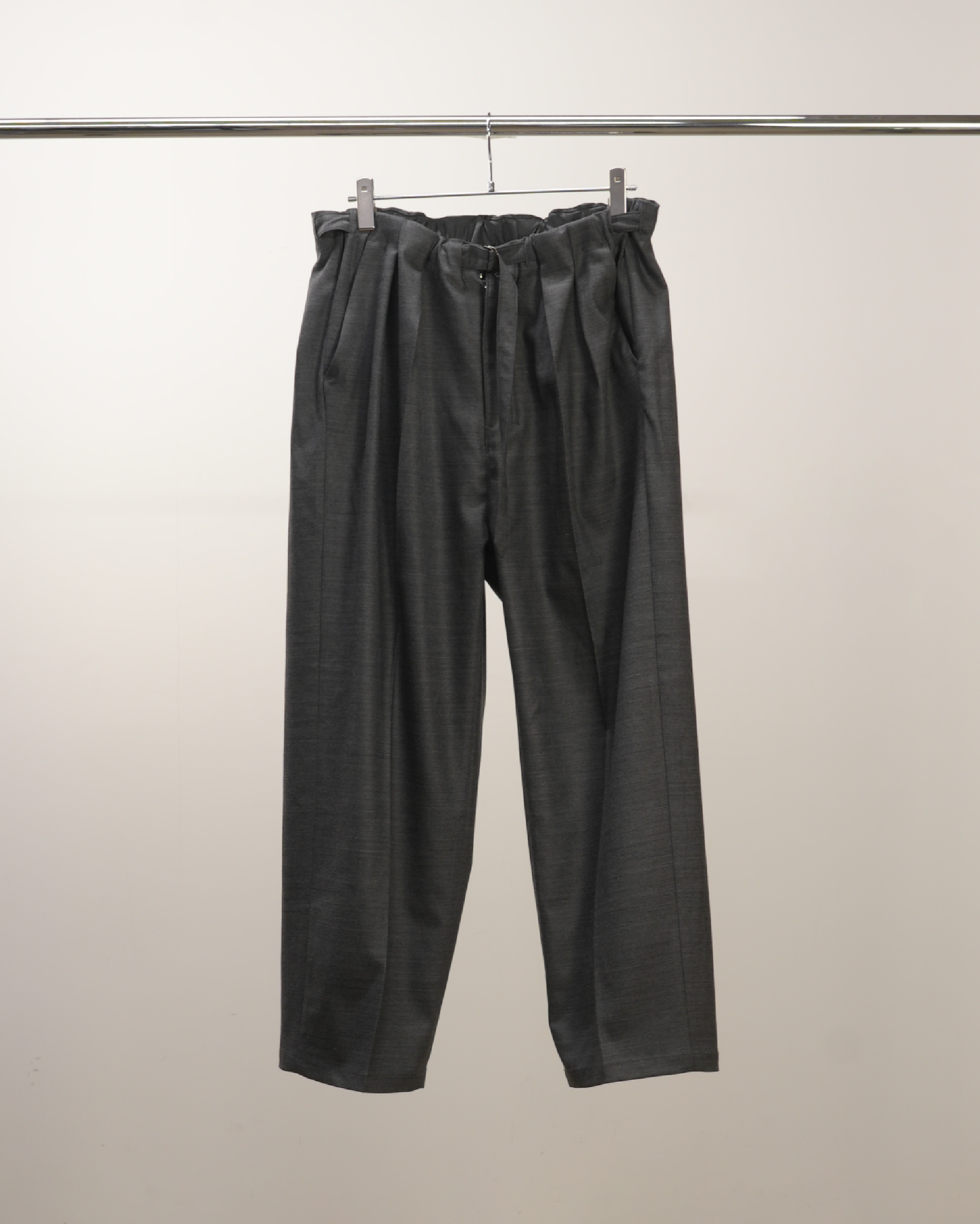 BACKSATIN BELTLESS SLACKS(GRAY)