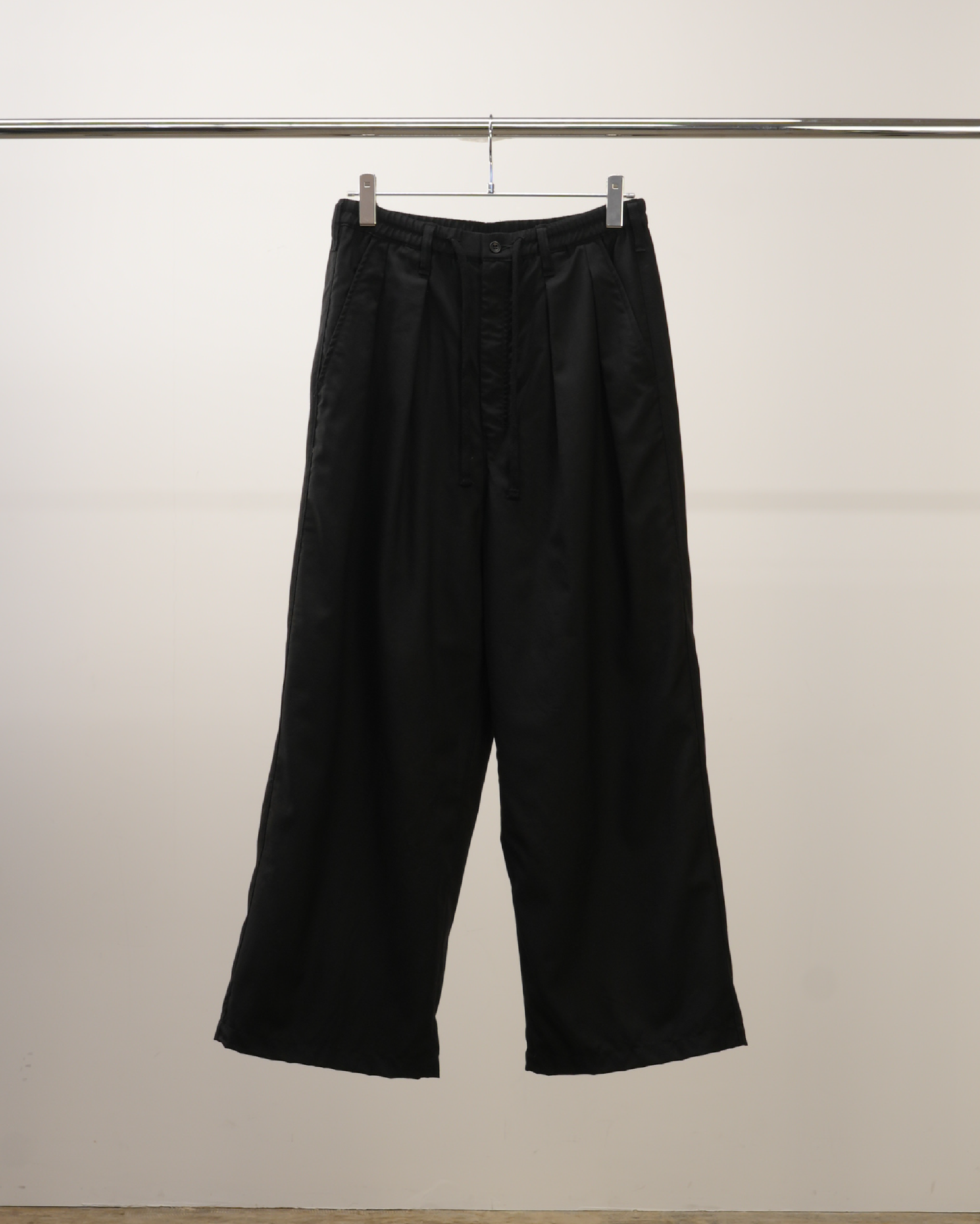 WOOL CALMSSKIN TUCK EASY SLACKS(BLACK)