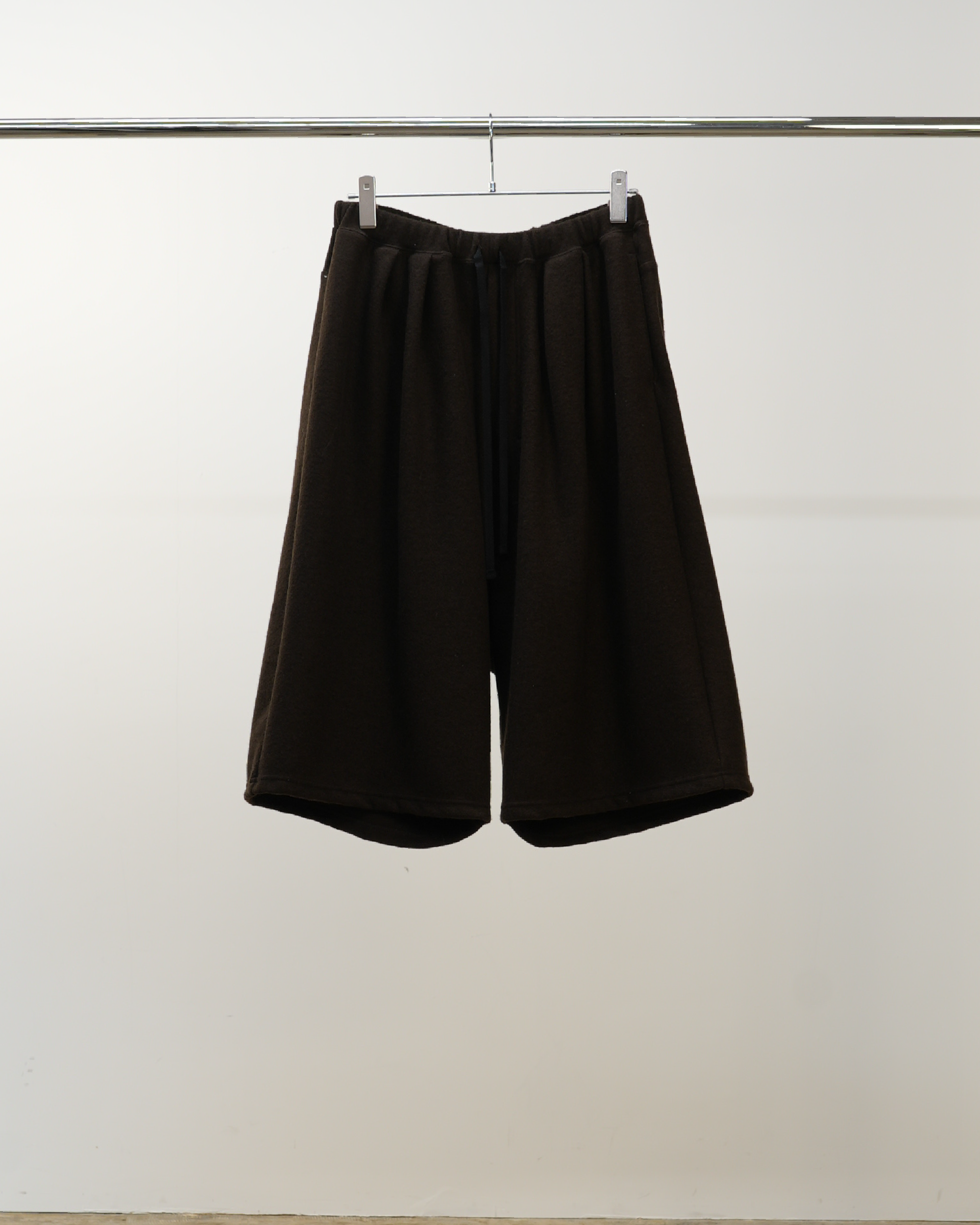 WOOL 3/4 TUCK SWEAT SHORTS(D.BROWN)