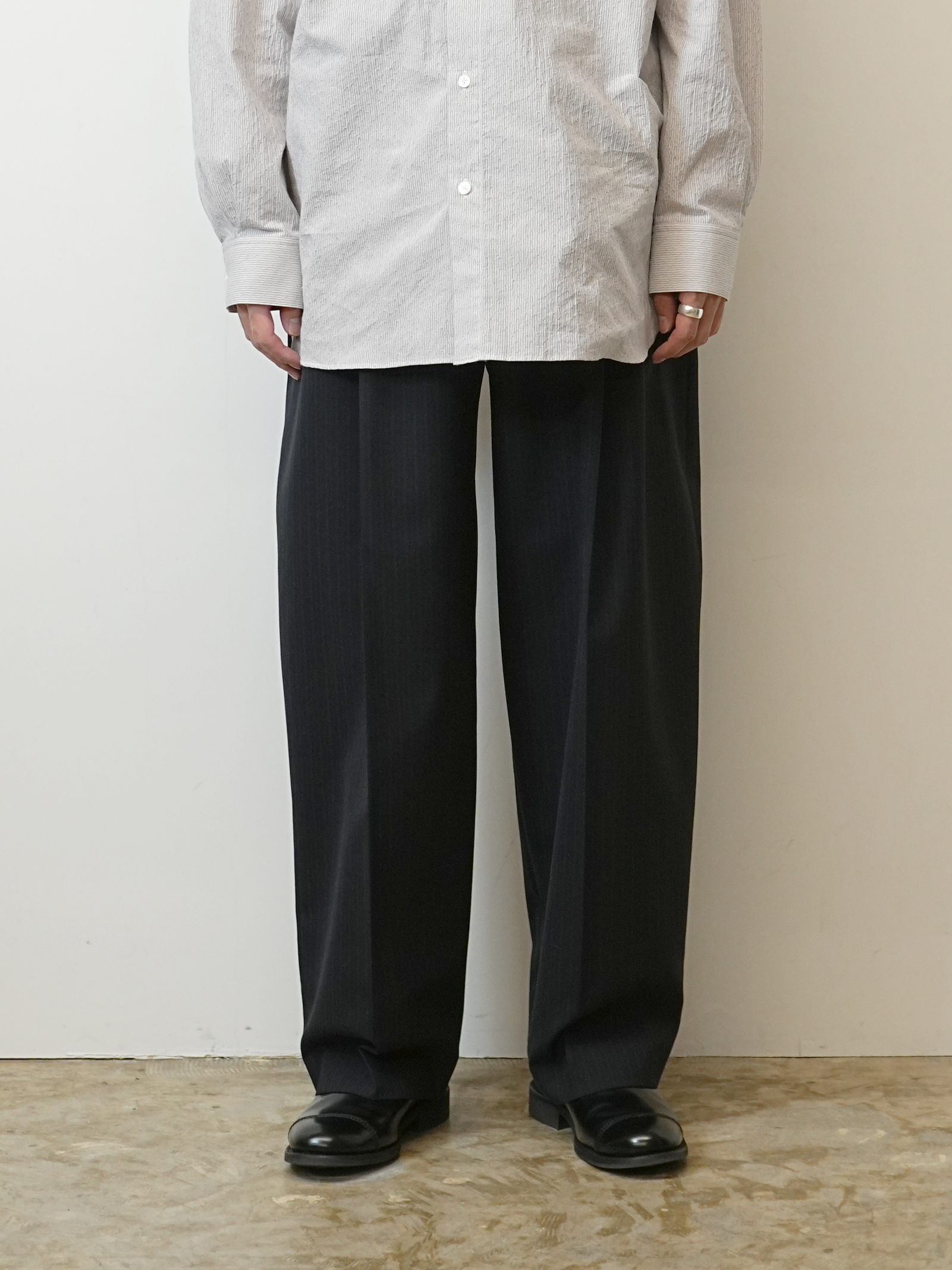 DOUBLE PLEATED WIDE PANTS(BLACK/NAVY STRIPES)