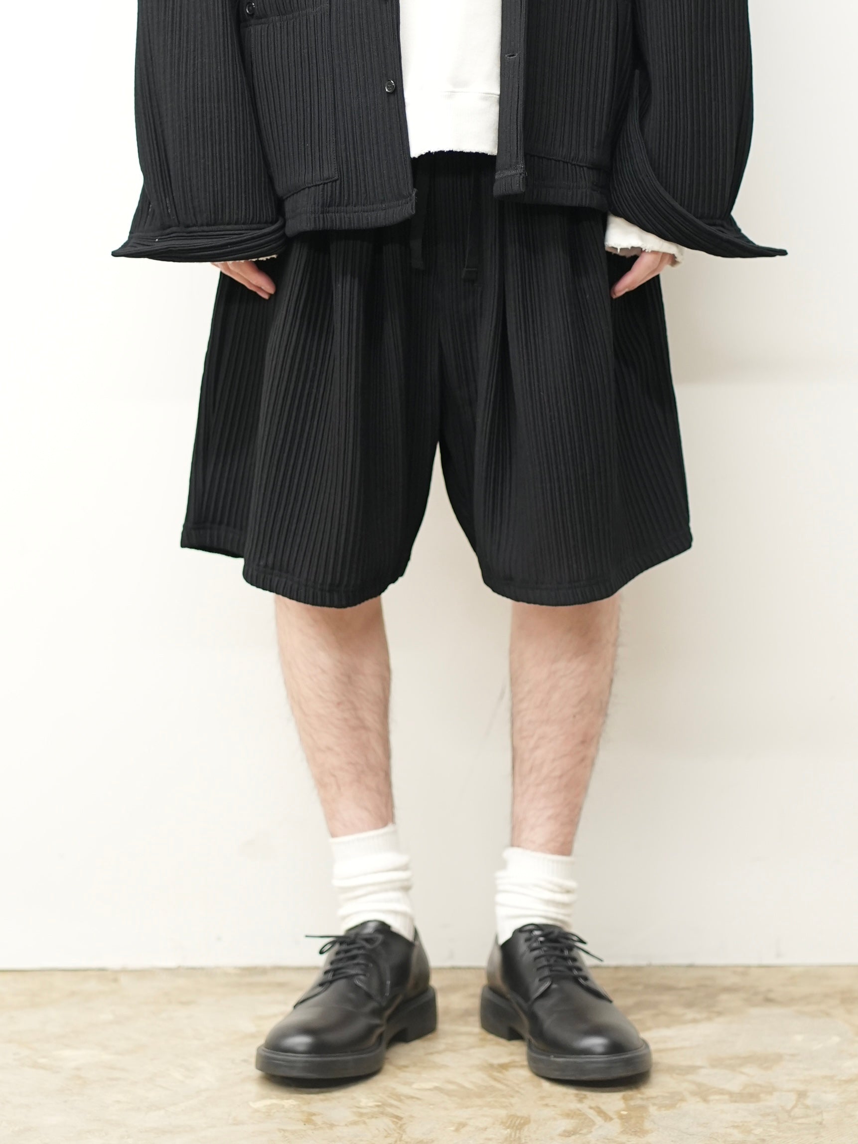 WRINKLED STRIPE TUCK SHORT PANTS(BLACK)