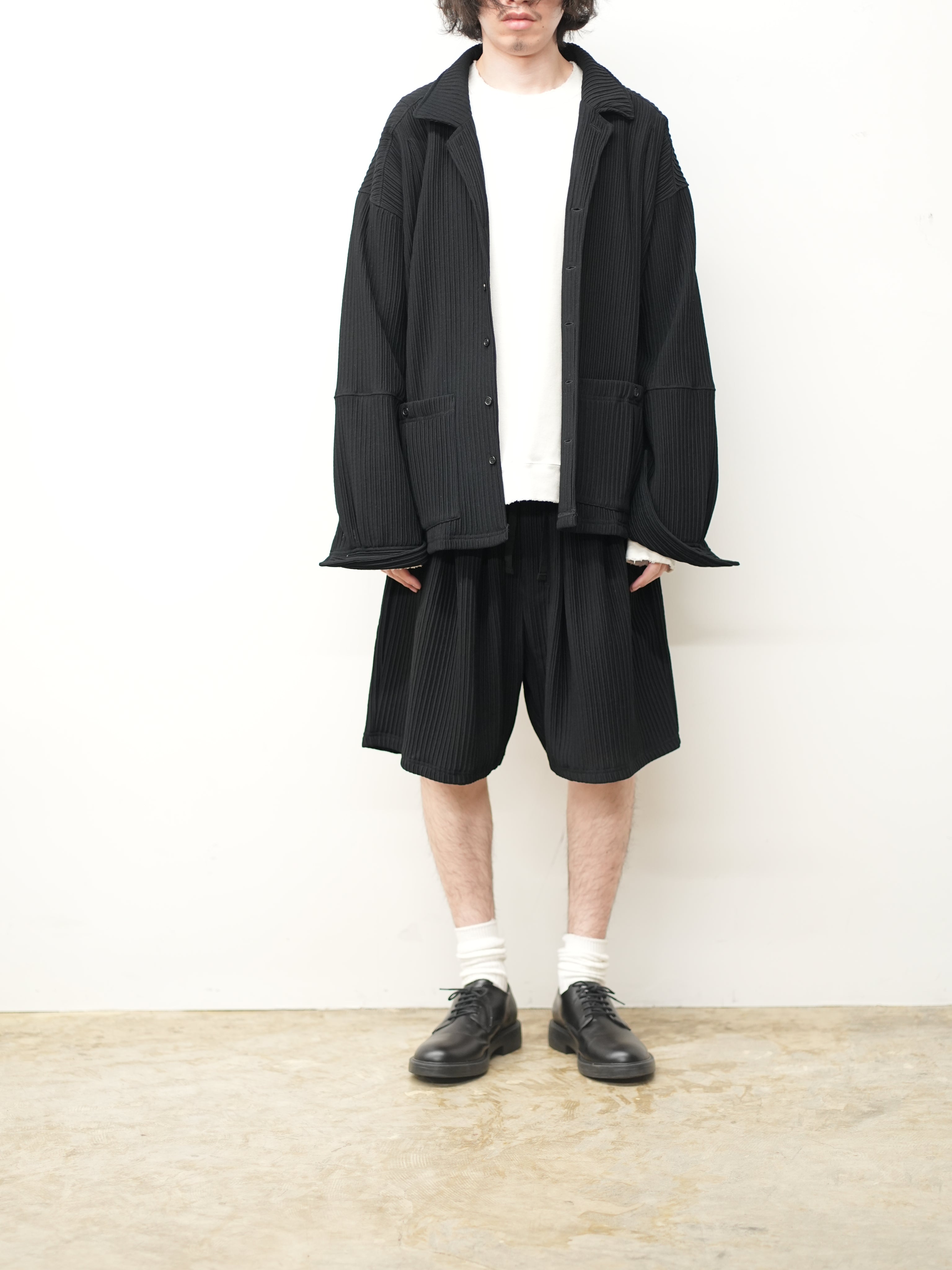 WRINKLED STRIPE TUCK SHORT PANTS(BLACK)