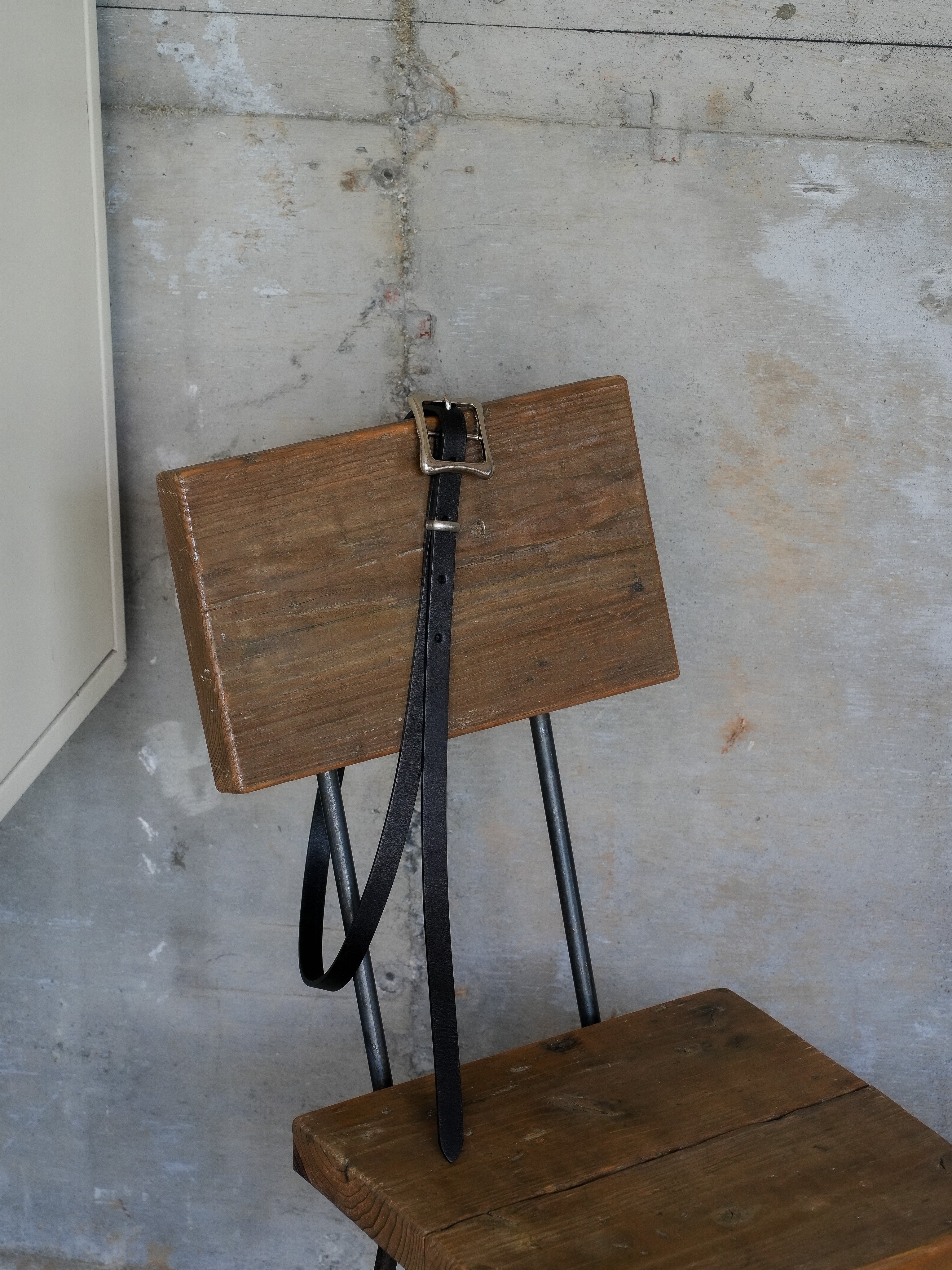 FLOATING BACKLE LEATHER BELT