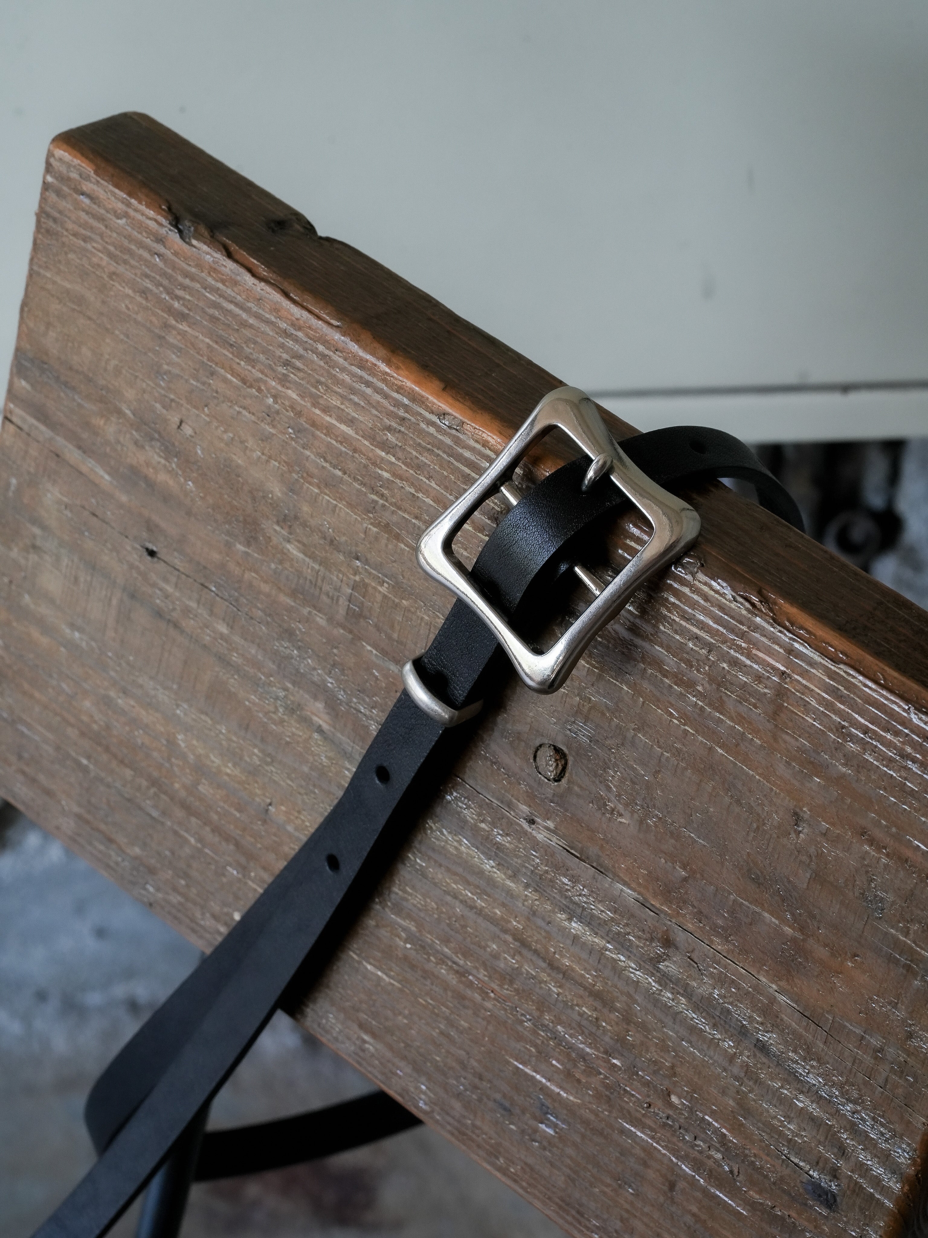 FLOATING BACKLE LEATHER BELT