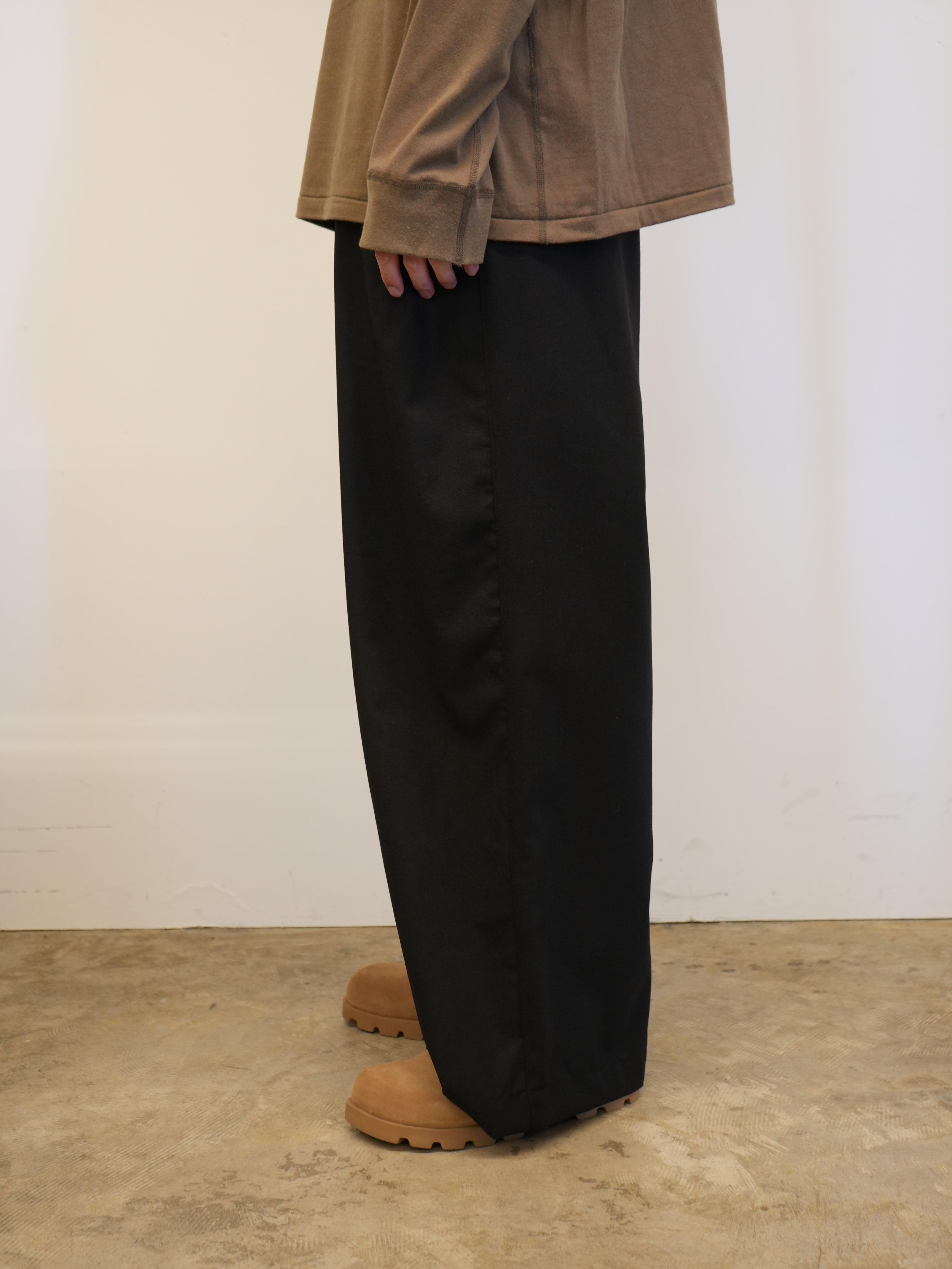 WOOL CALMSSKIN TUCK EASY SLACKS(BLACK)