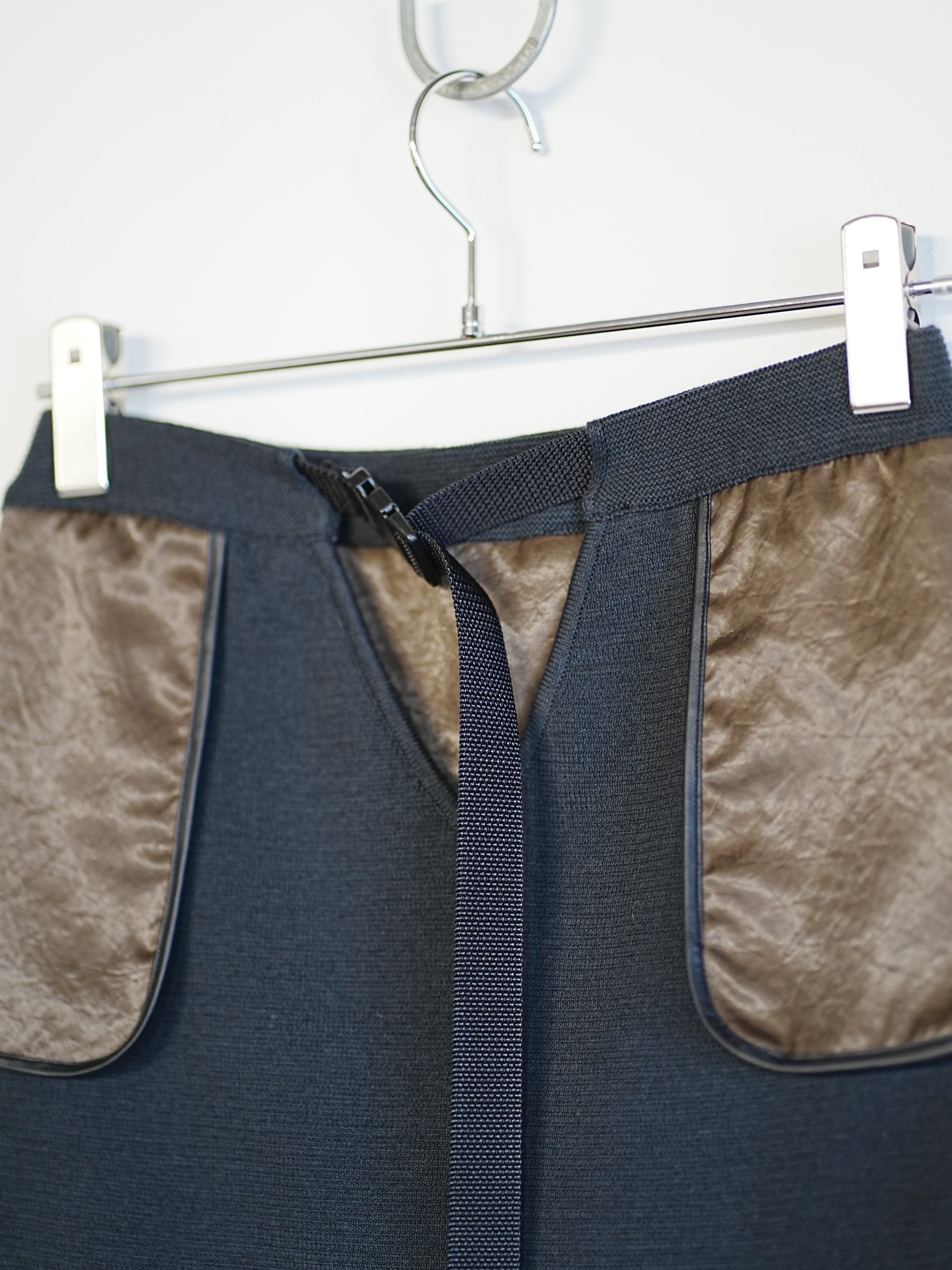 *V-FRONT KNIT LAYERED MINI SKIRT