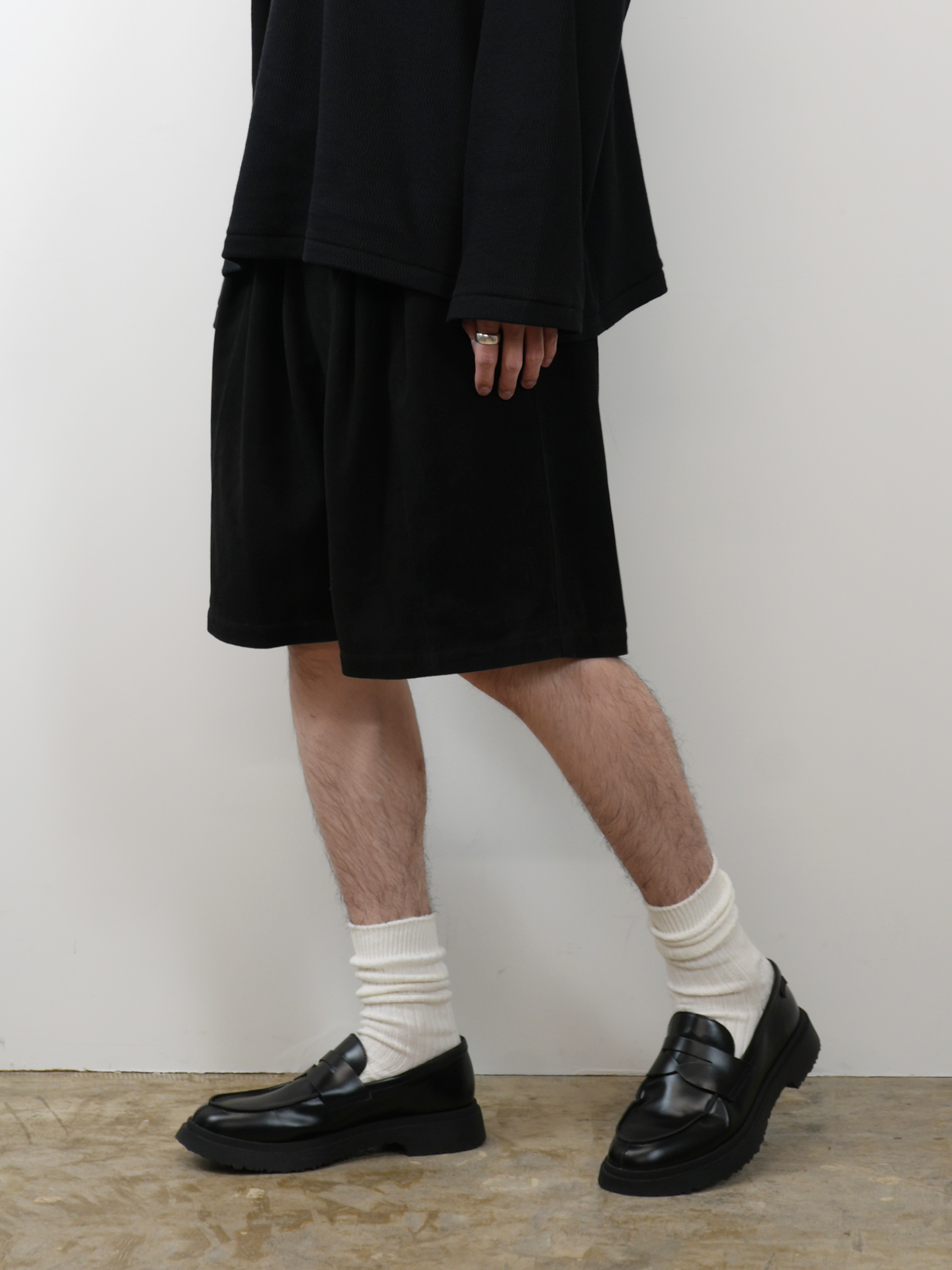 SUEDE TUCK WIDE SHORTS(BLACK)