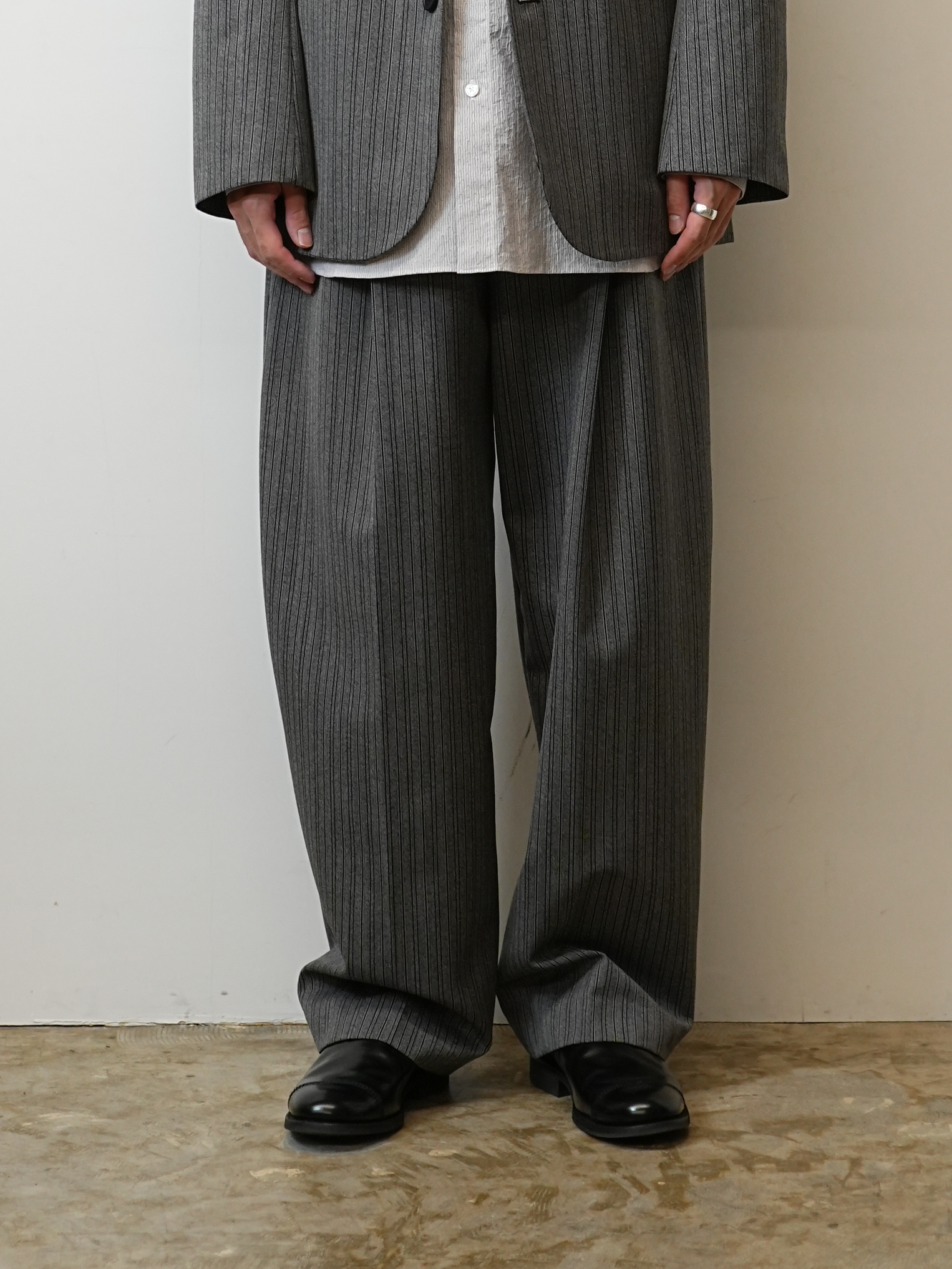 DOUBLE PLEATED WIDE PANTS(BLACK/WHITE STRIPES)
