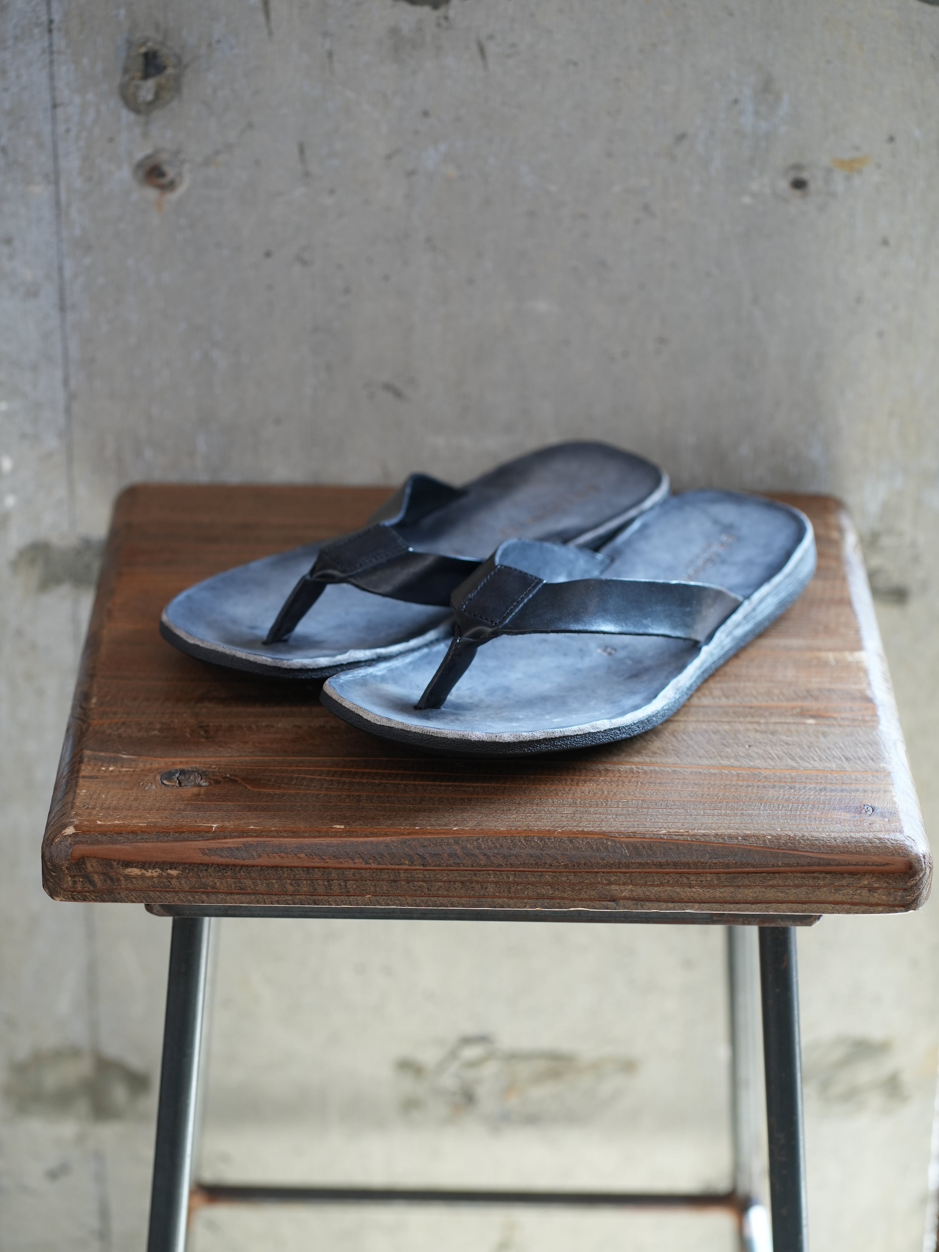 LEATHER SANDAL (46-140T-6S / NERO)