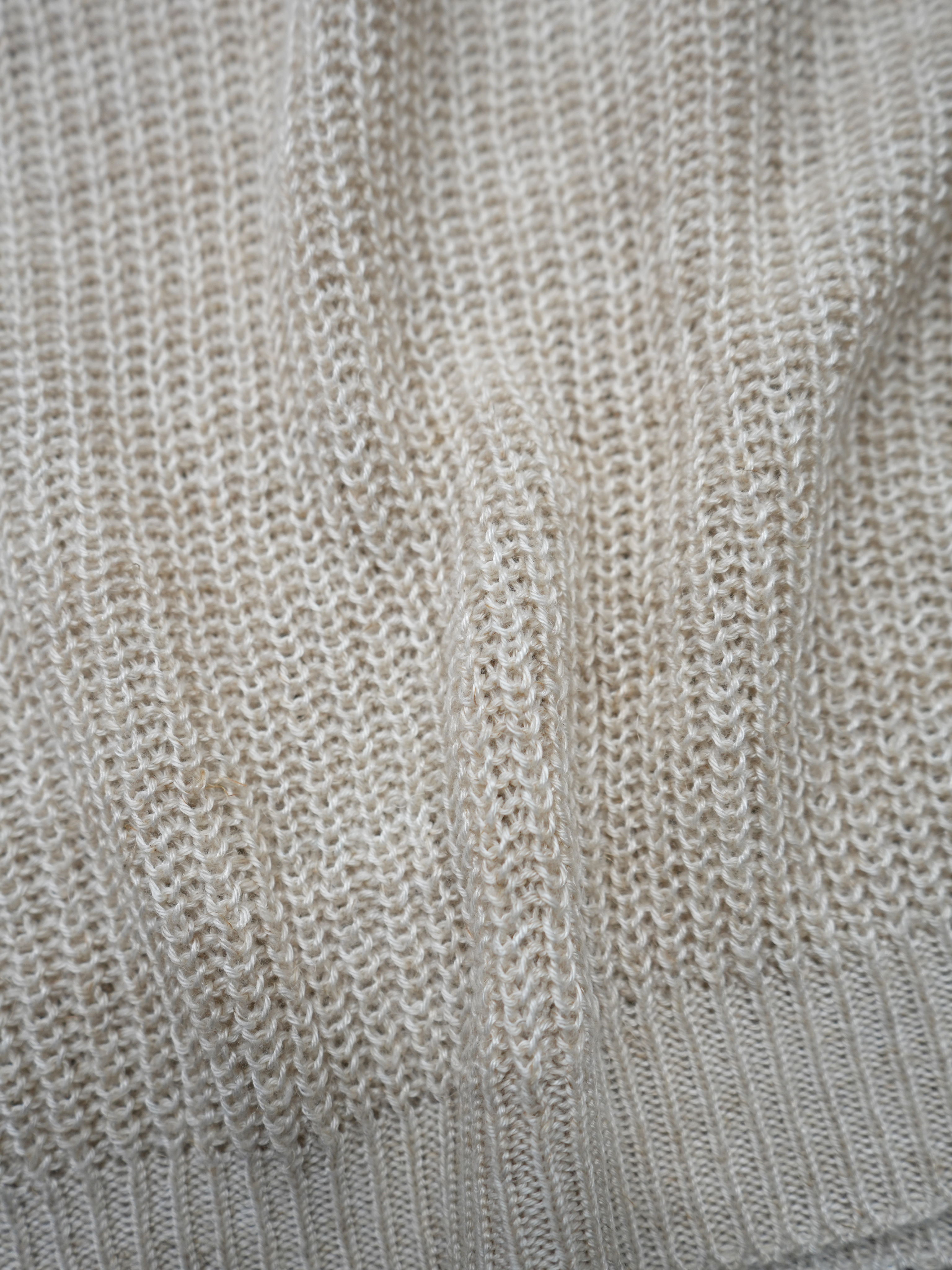 SQUQRE NECK SWEATER