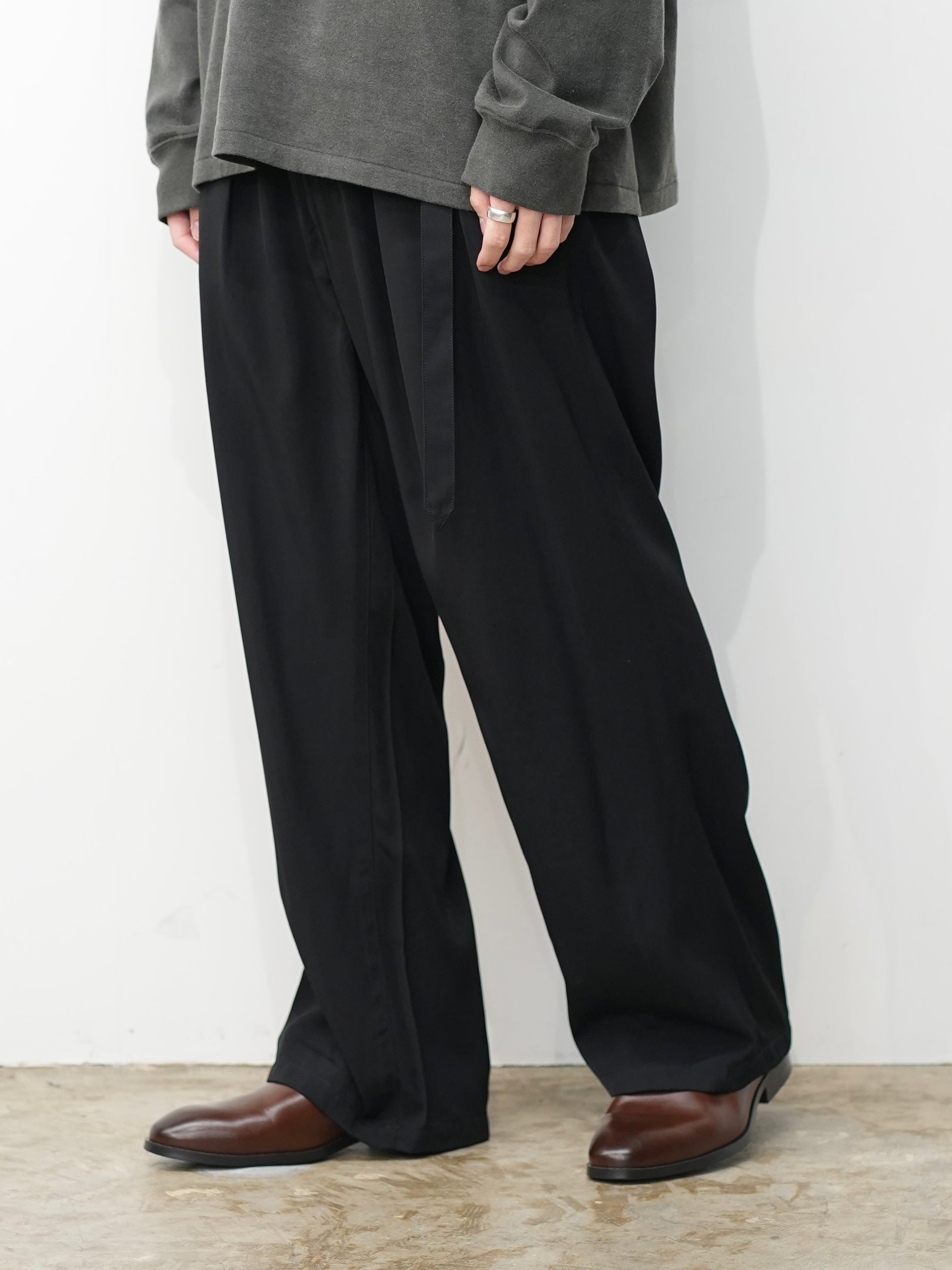 VISCOSE BELT-LESS TROUSERS(BLACK)