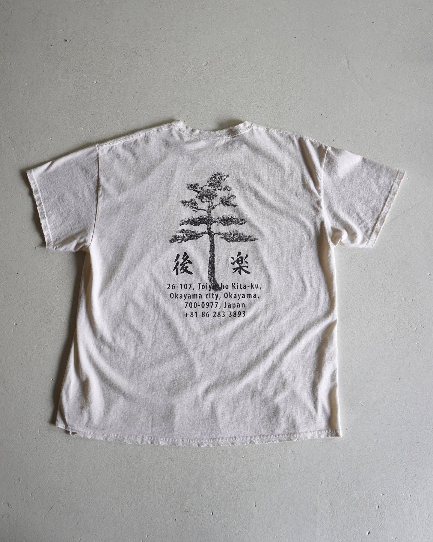 SOUVENIR T-SHIRT "後楽" (IVORY)