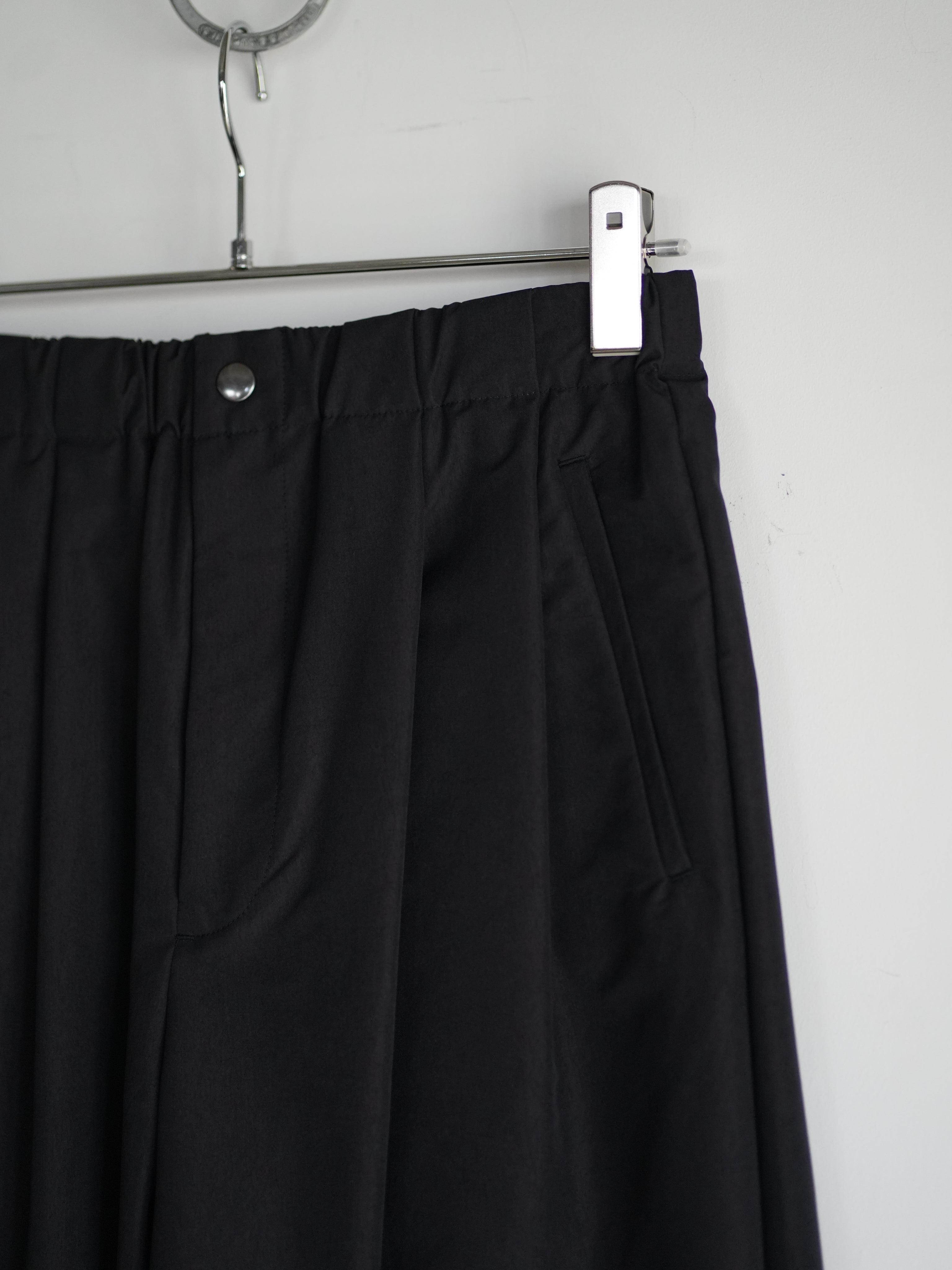 SMOOTH TAFTA DRAPE TUCK PANTS(BLACK)