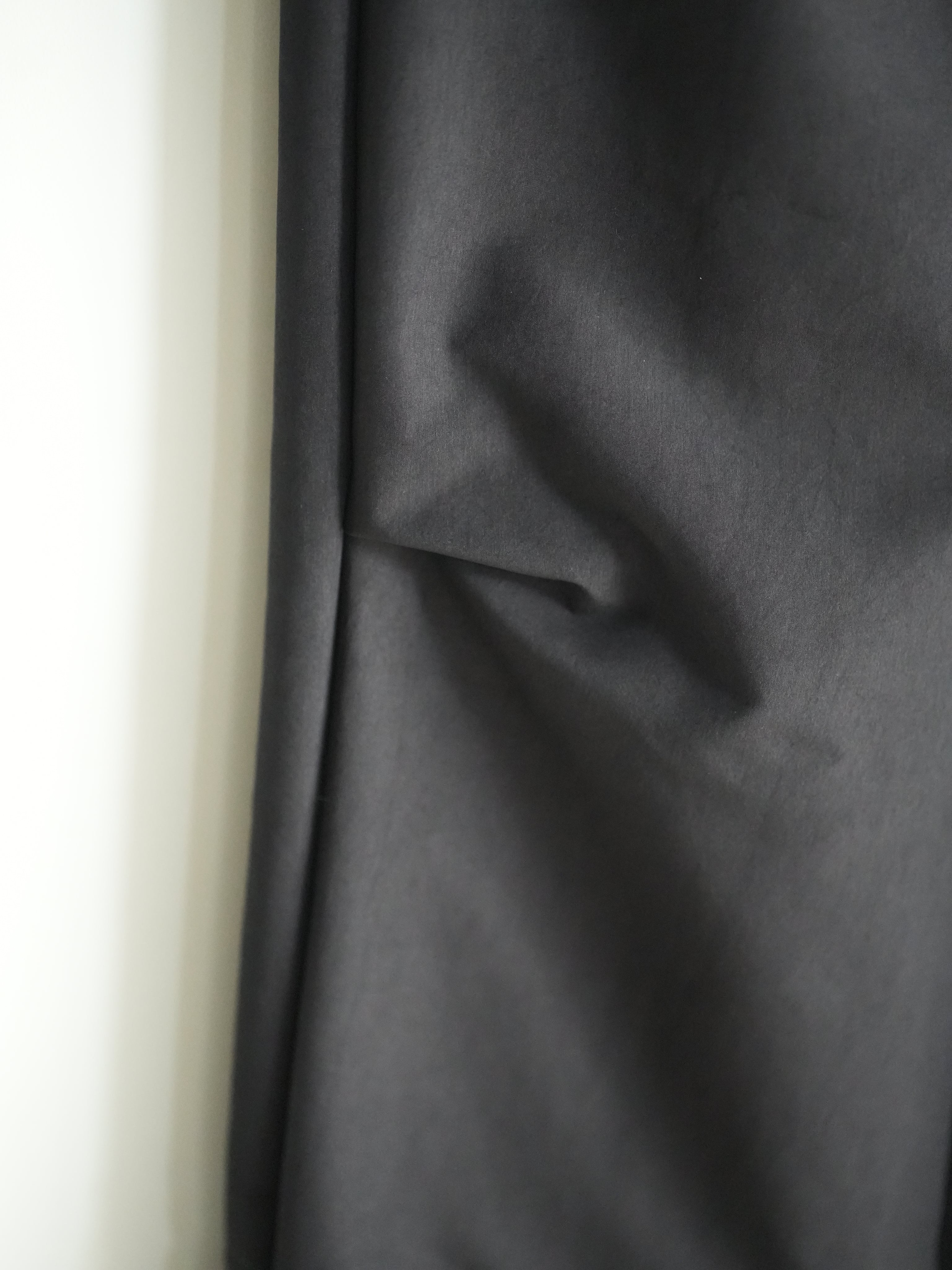 SMOOTH TAFTA DRAPE TUCK PANTS(BLACK)