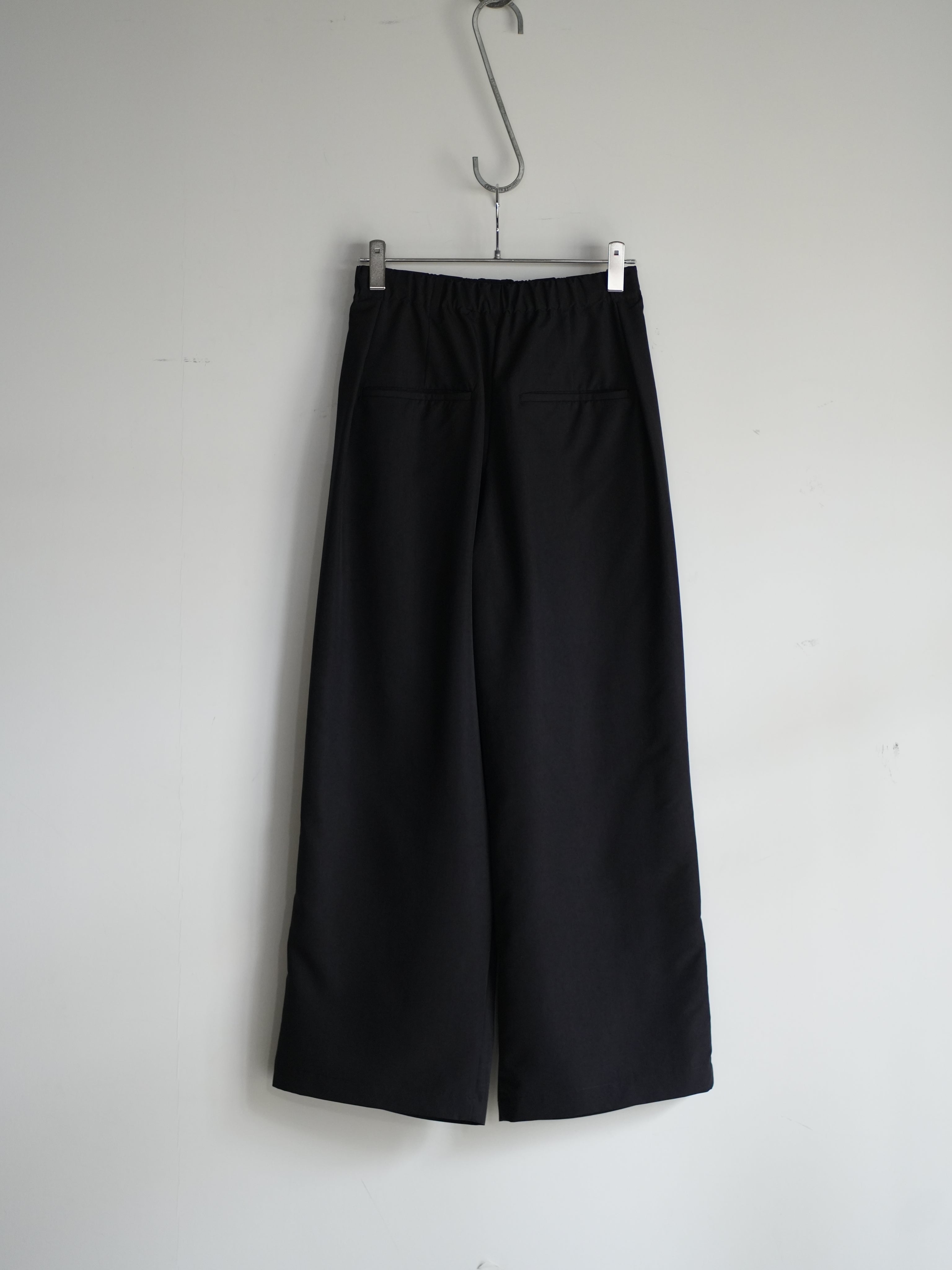 SMOOTH TAFTA DRAPE TUCK PANTS(BLACK)