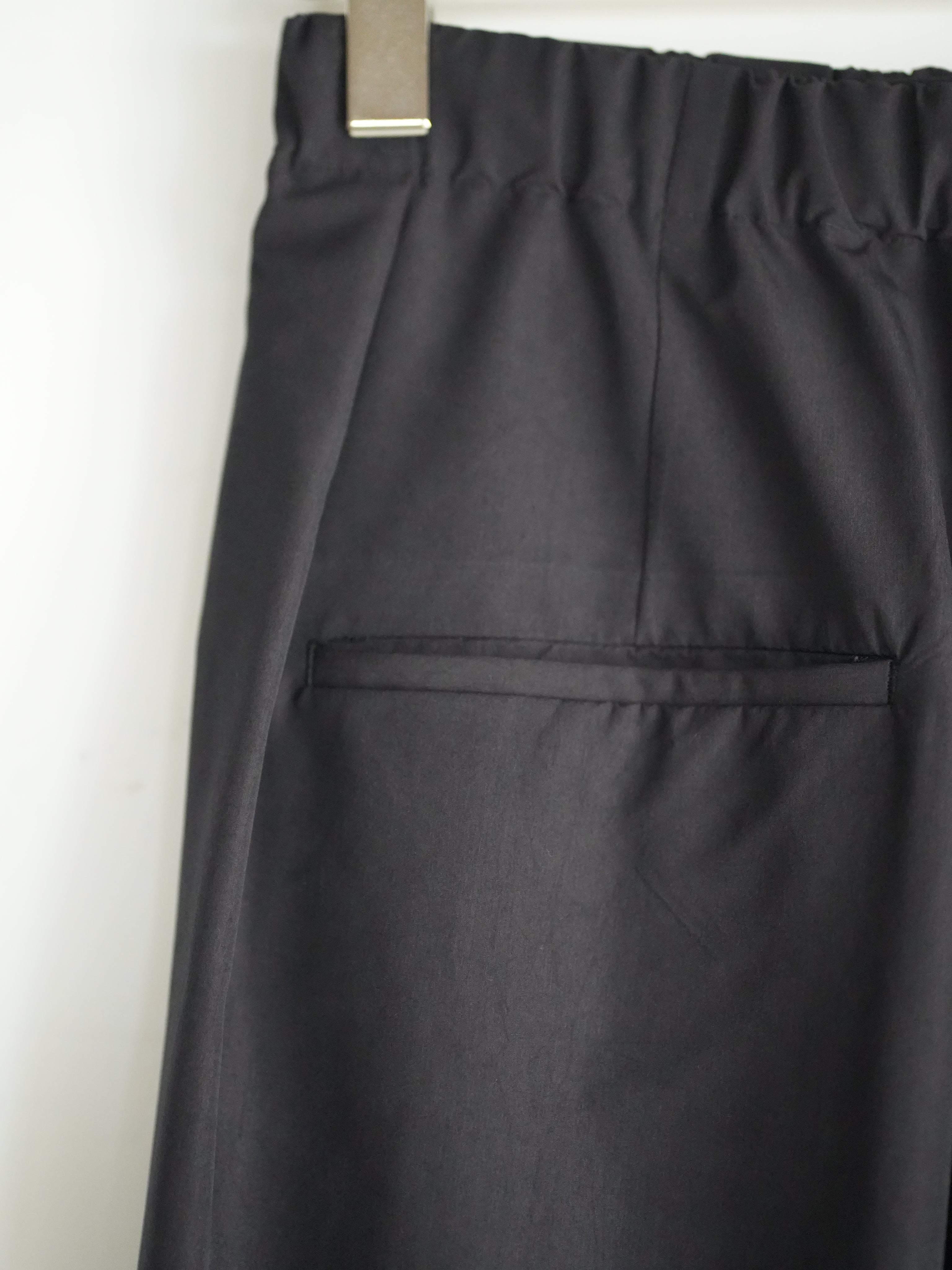 SMOOTH TAFTA DRAPE TUCK PANTS(BLACK)