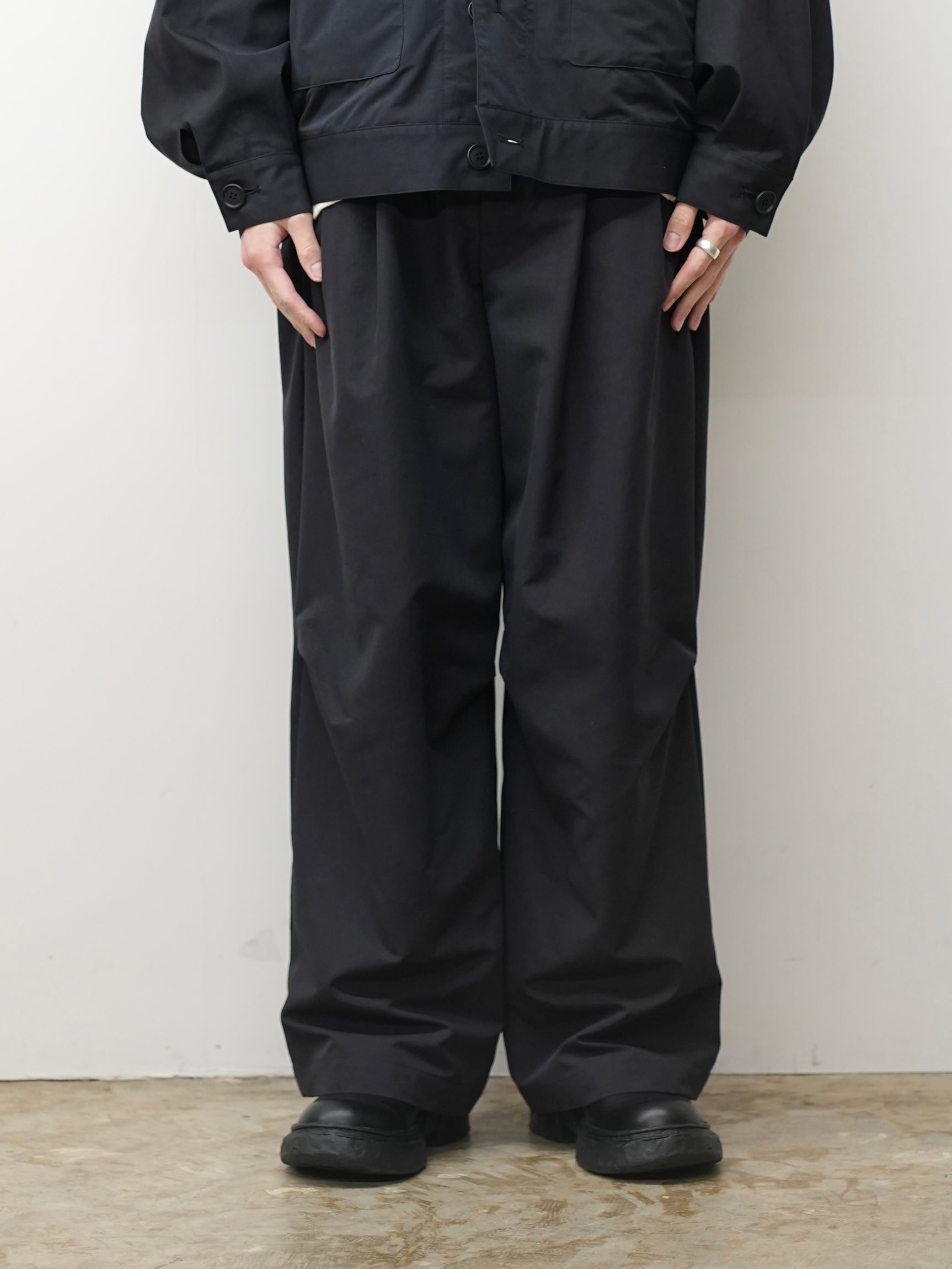 SMOOTH TAFTA DRAPE TUCK PANTS(BLACK)