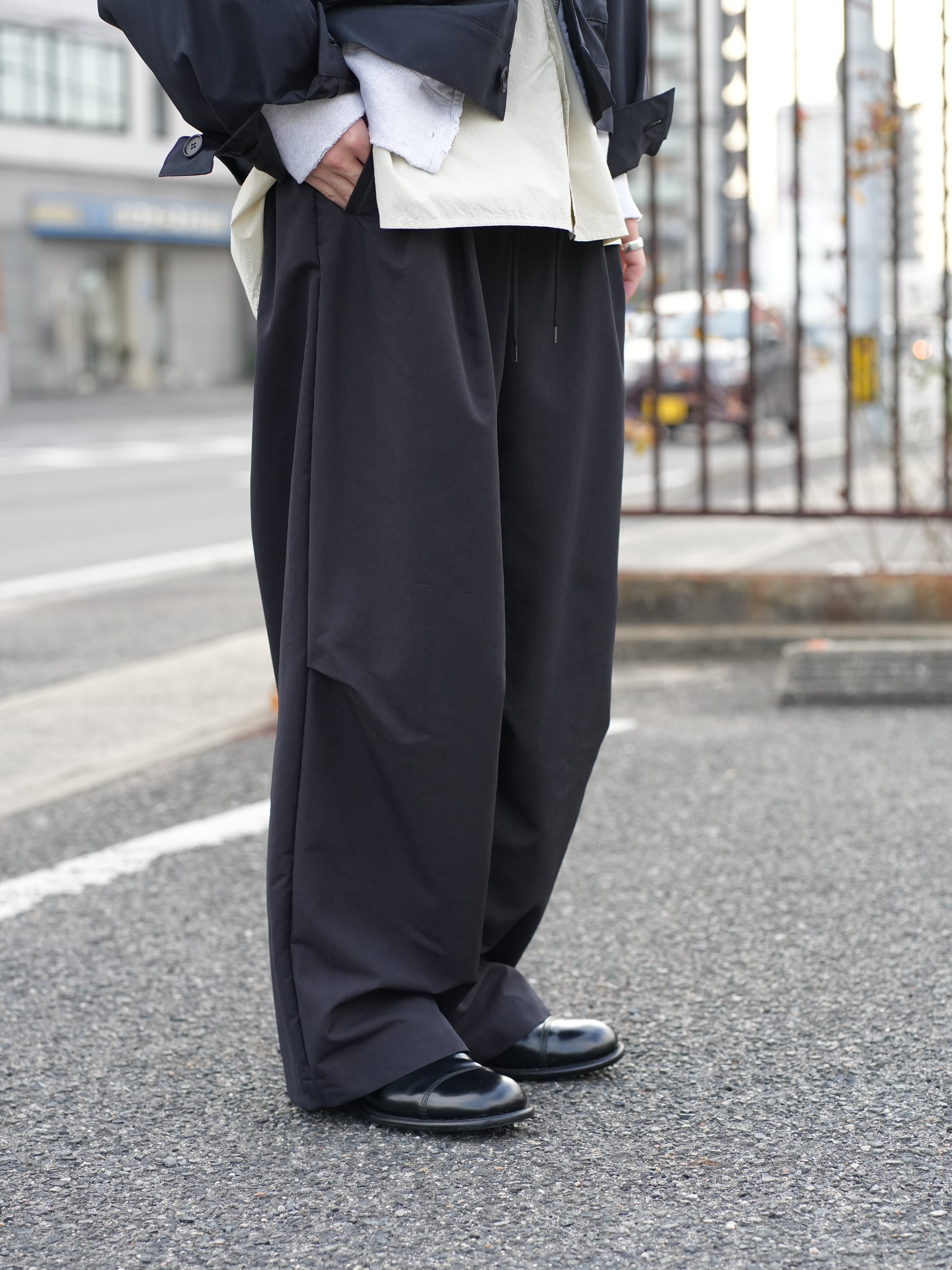 SMOOTH TAFTA DRAPE TUCK PANTS(BLACK)