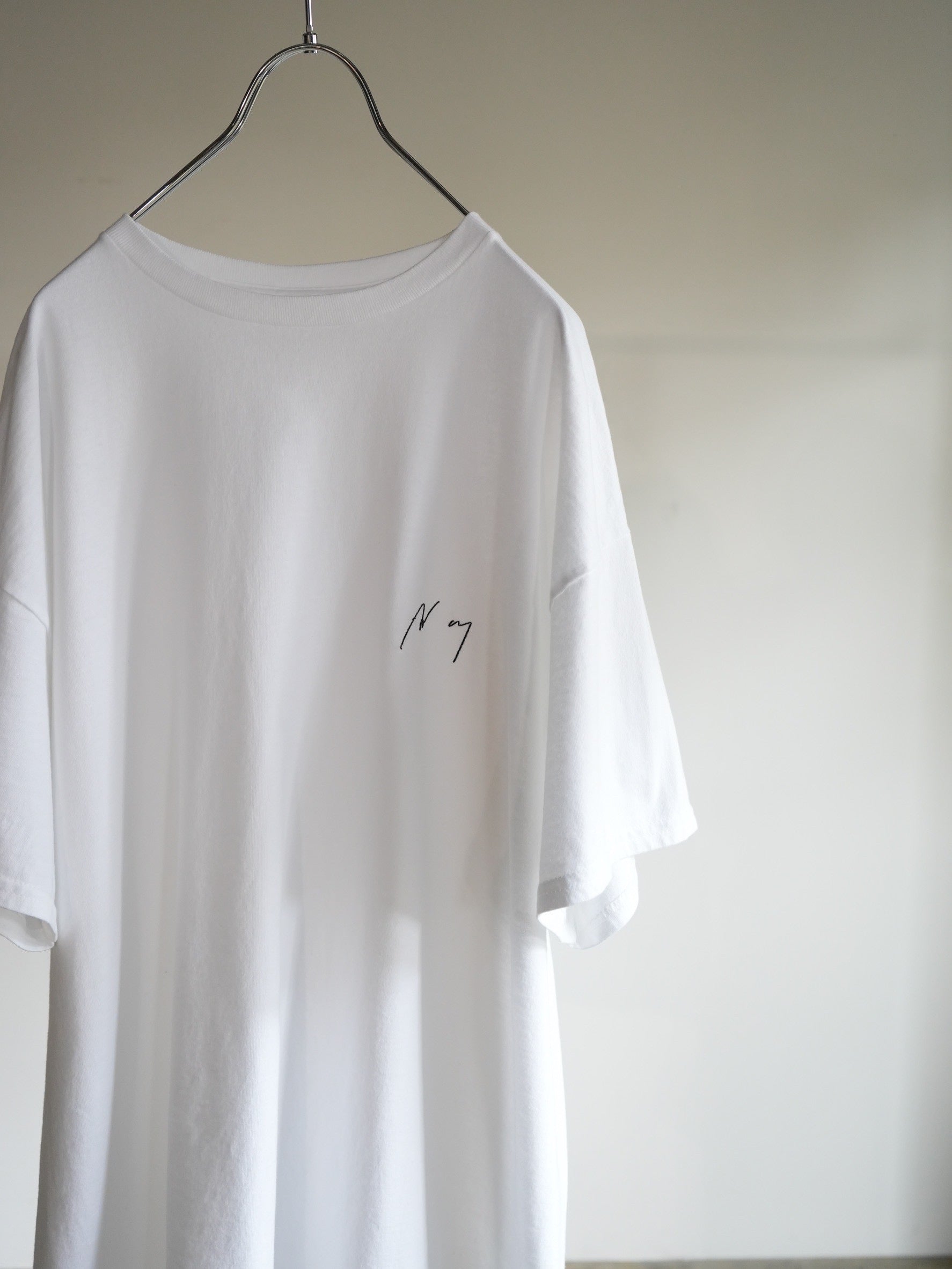 EMB SOUVENIR T-SHIRT(WHITE)