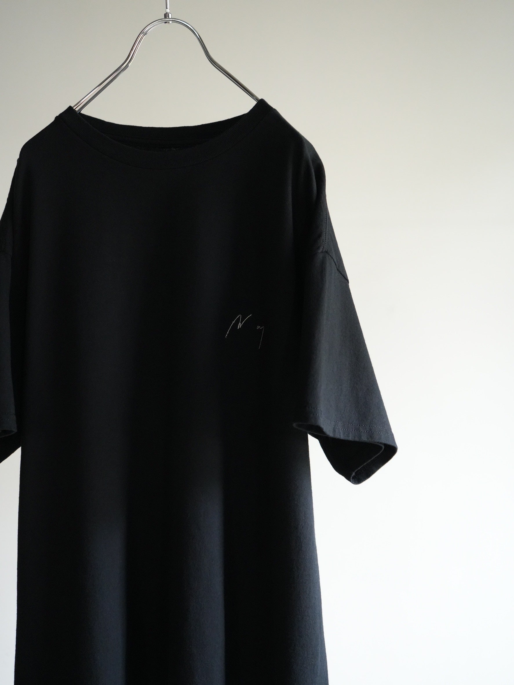 EMB SOUVENIR T-SHIRT(BLACK)