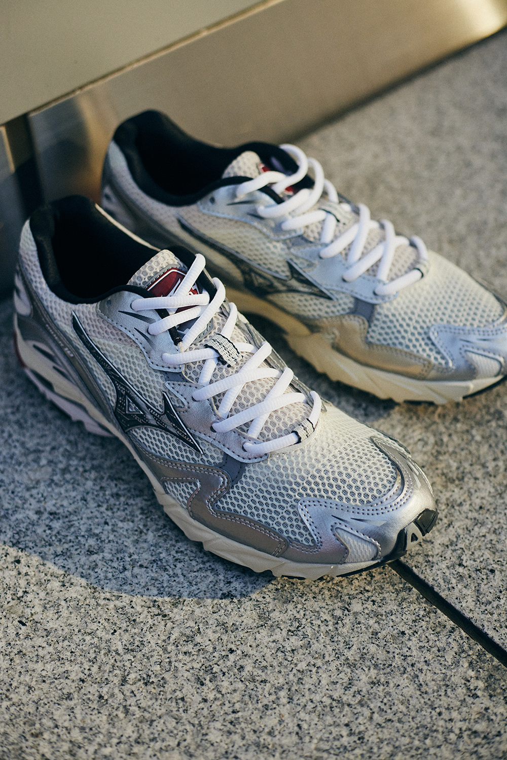 WAVERIDER10(OFF WHITE/BLACK/RED)