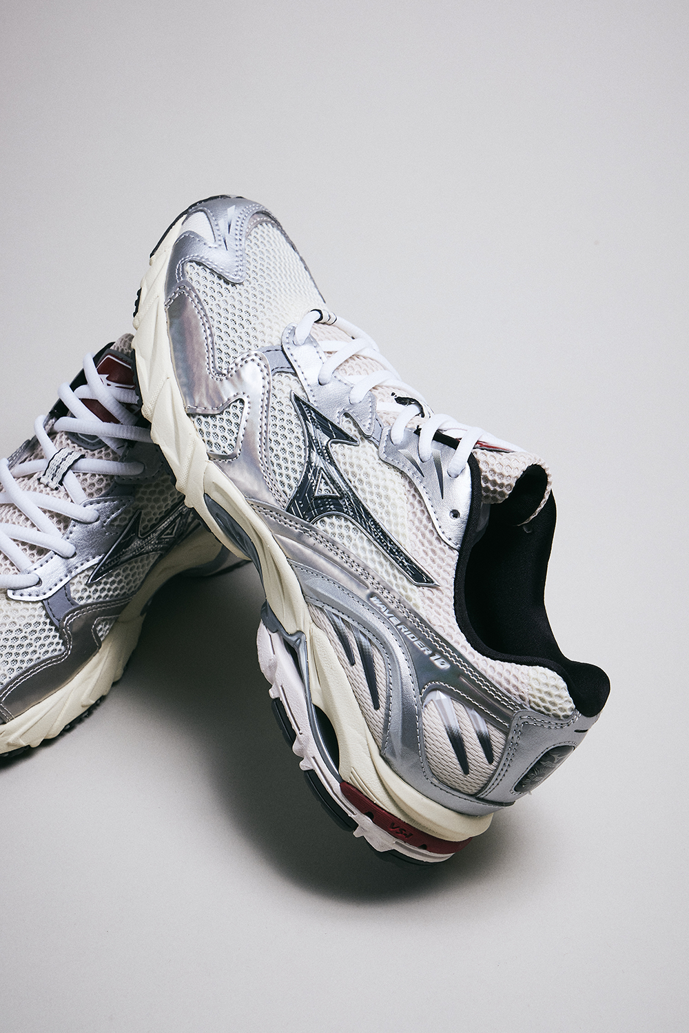 WAVERIDER10(OFF WHITE/BLACK/RED)