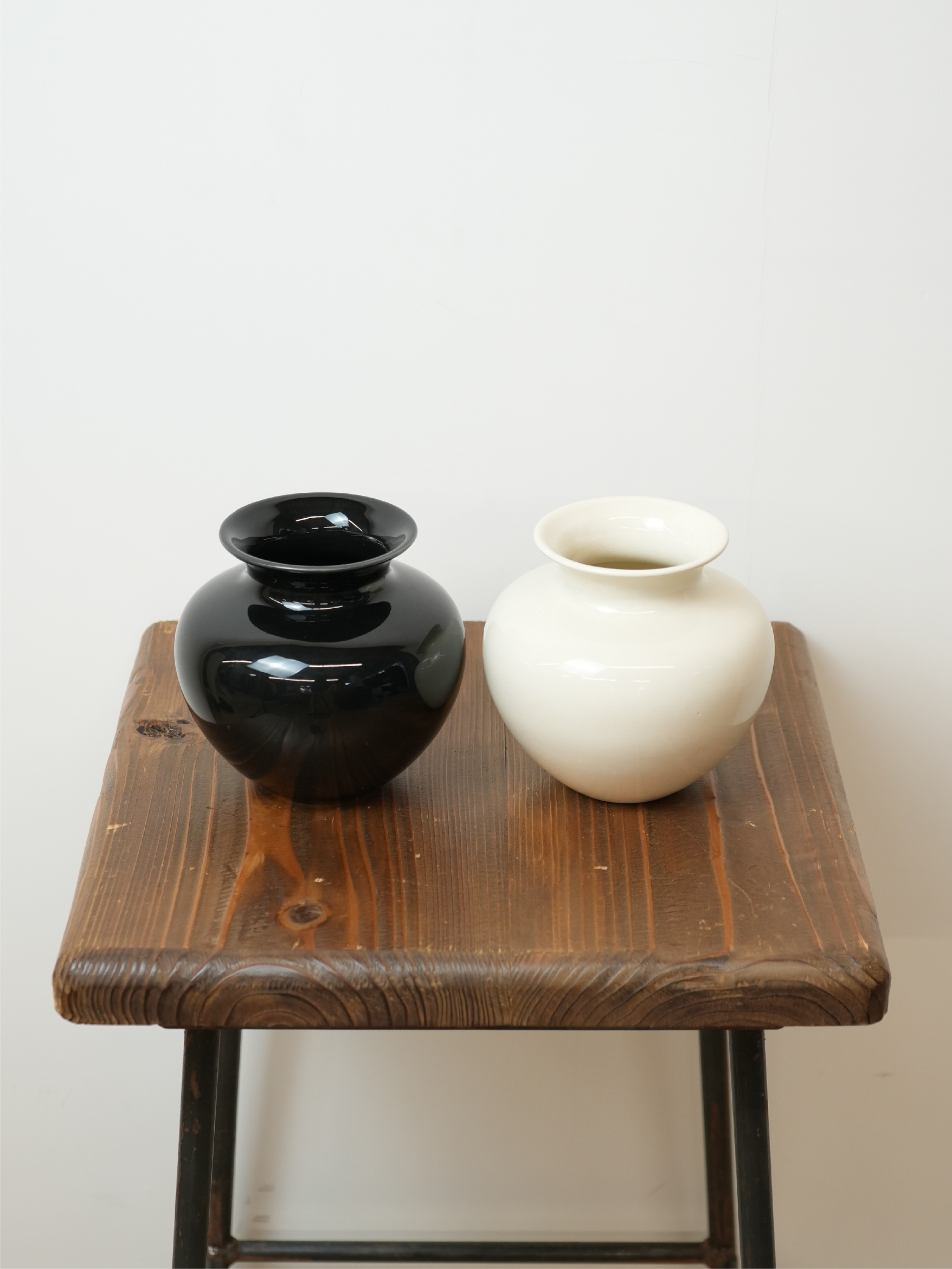 ROUND VASE