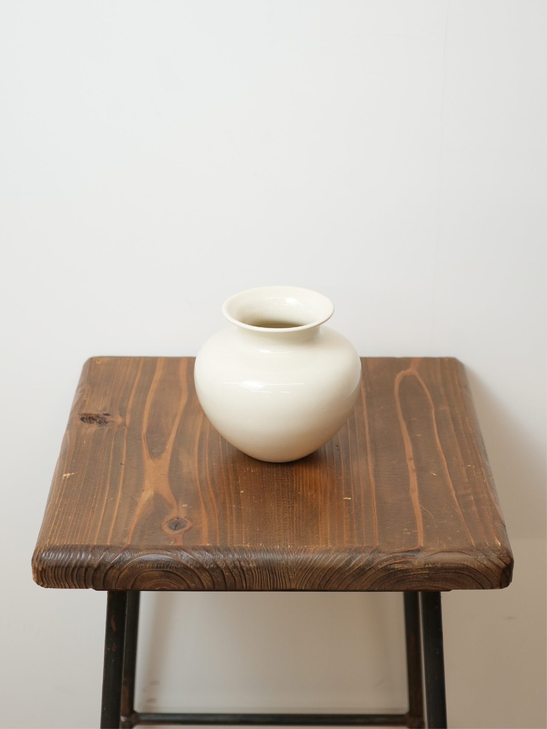 ROUND VASE
