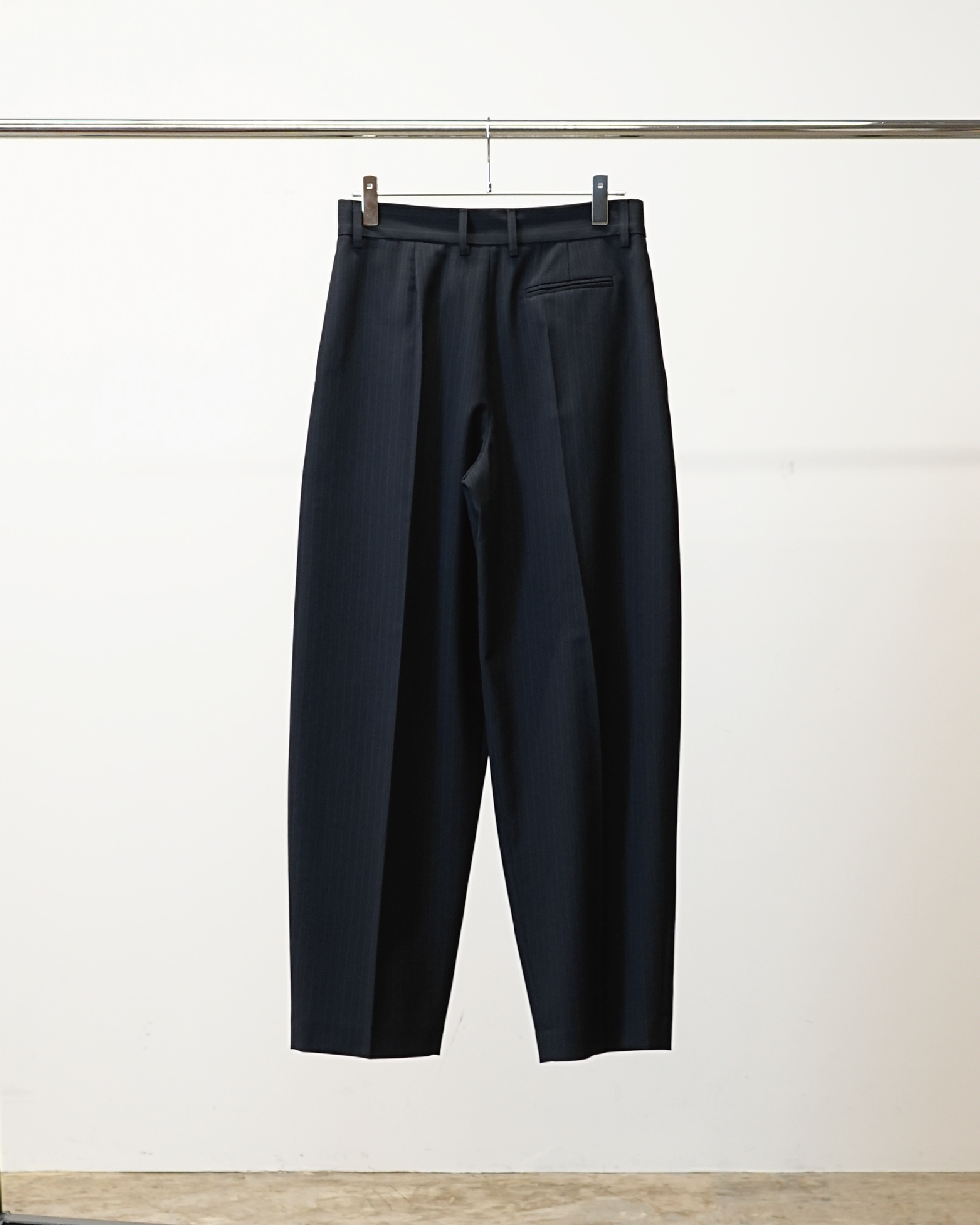 DOUBLE PLEATED WIDE PANTS(BLACK/NAVY STRIPES)