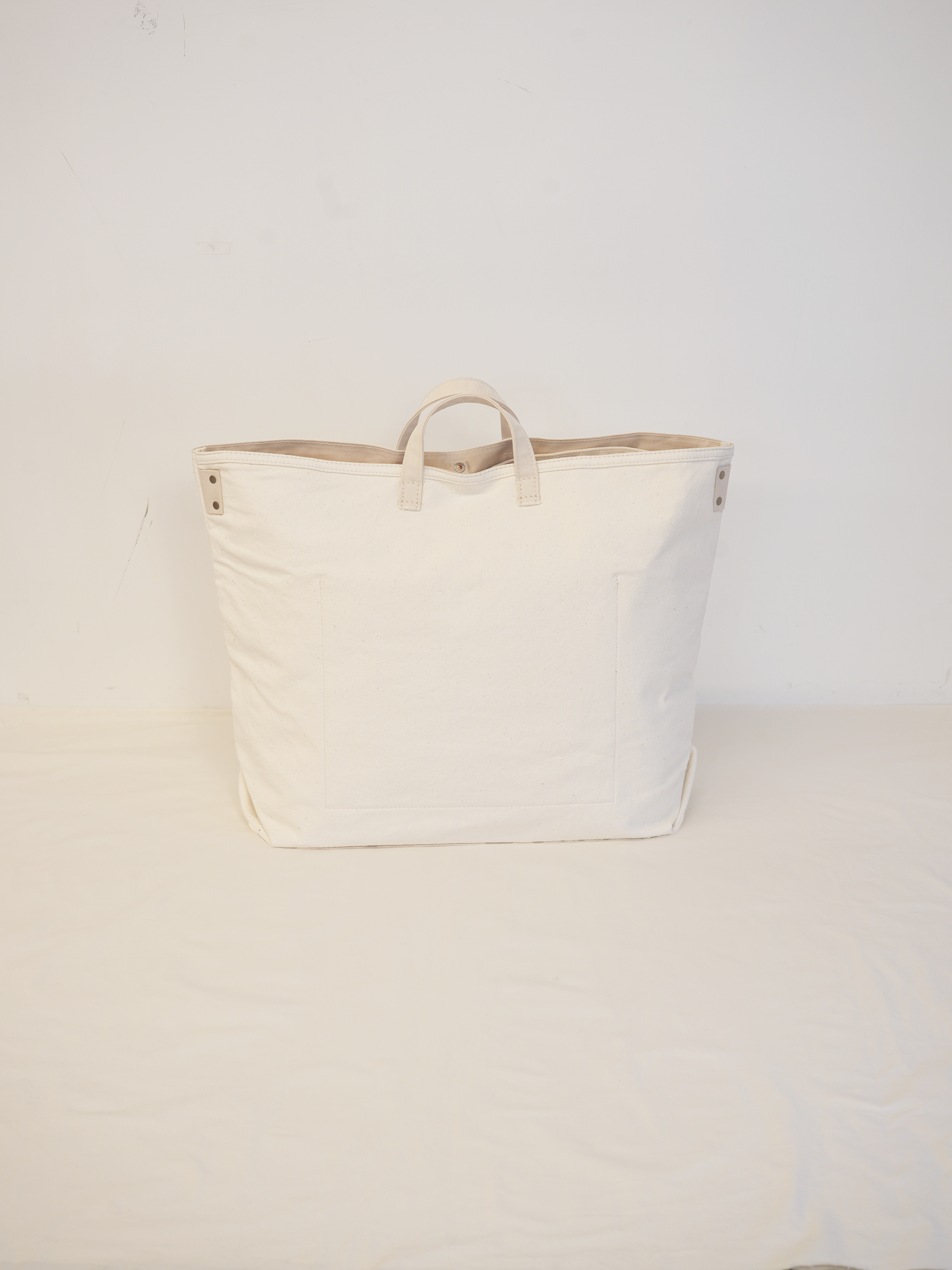 ANCELLM with This is a(n) C/R DUCK BAG (WHITE)