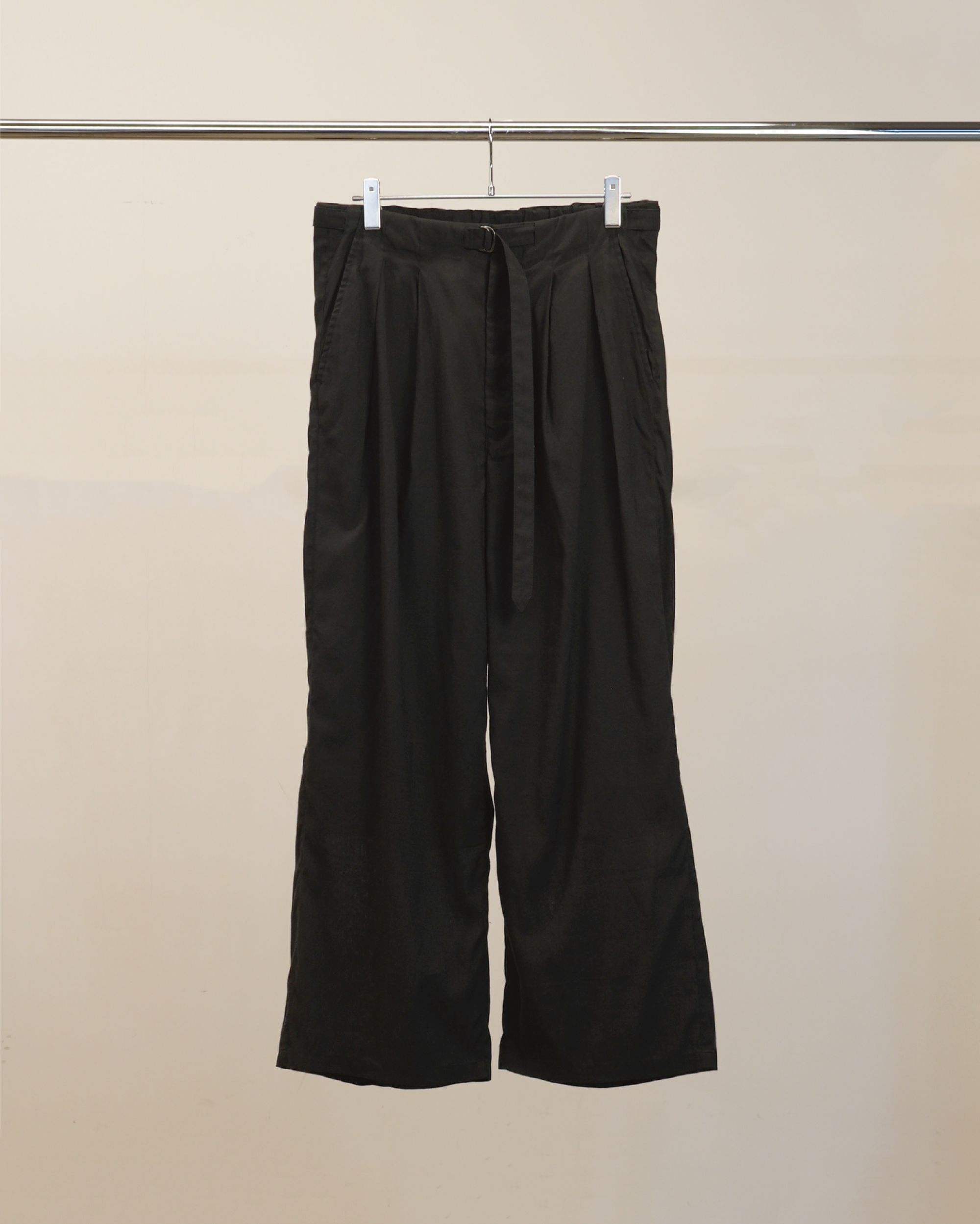 LINEN POPLIN BELT-LESS SLACKS(BLACK)