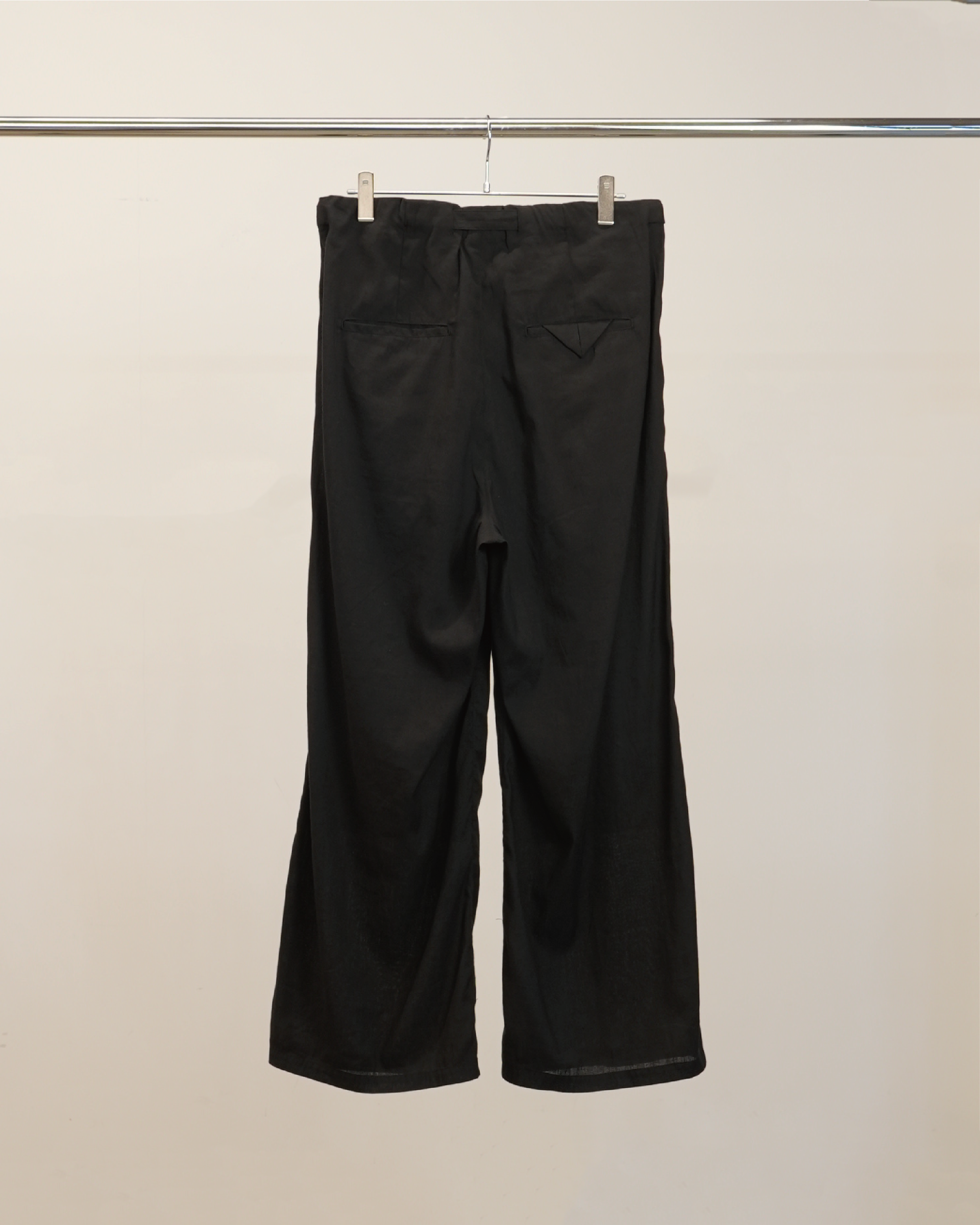 LINEN POPLIN BELT-LESS SLACKS(BLACK)