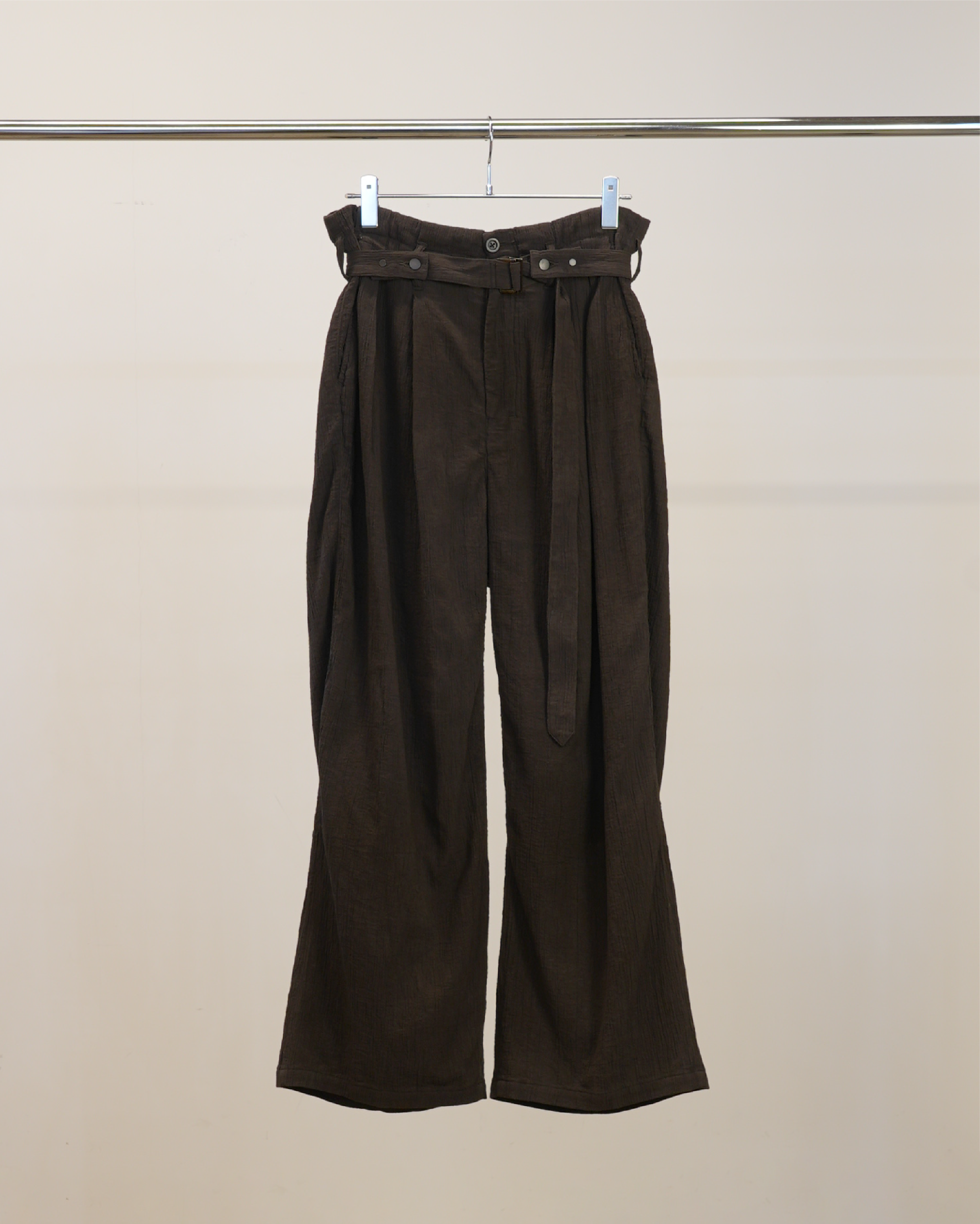 BELTED CREPE TUCK SLACKS(BROWN)