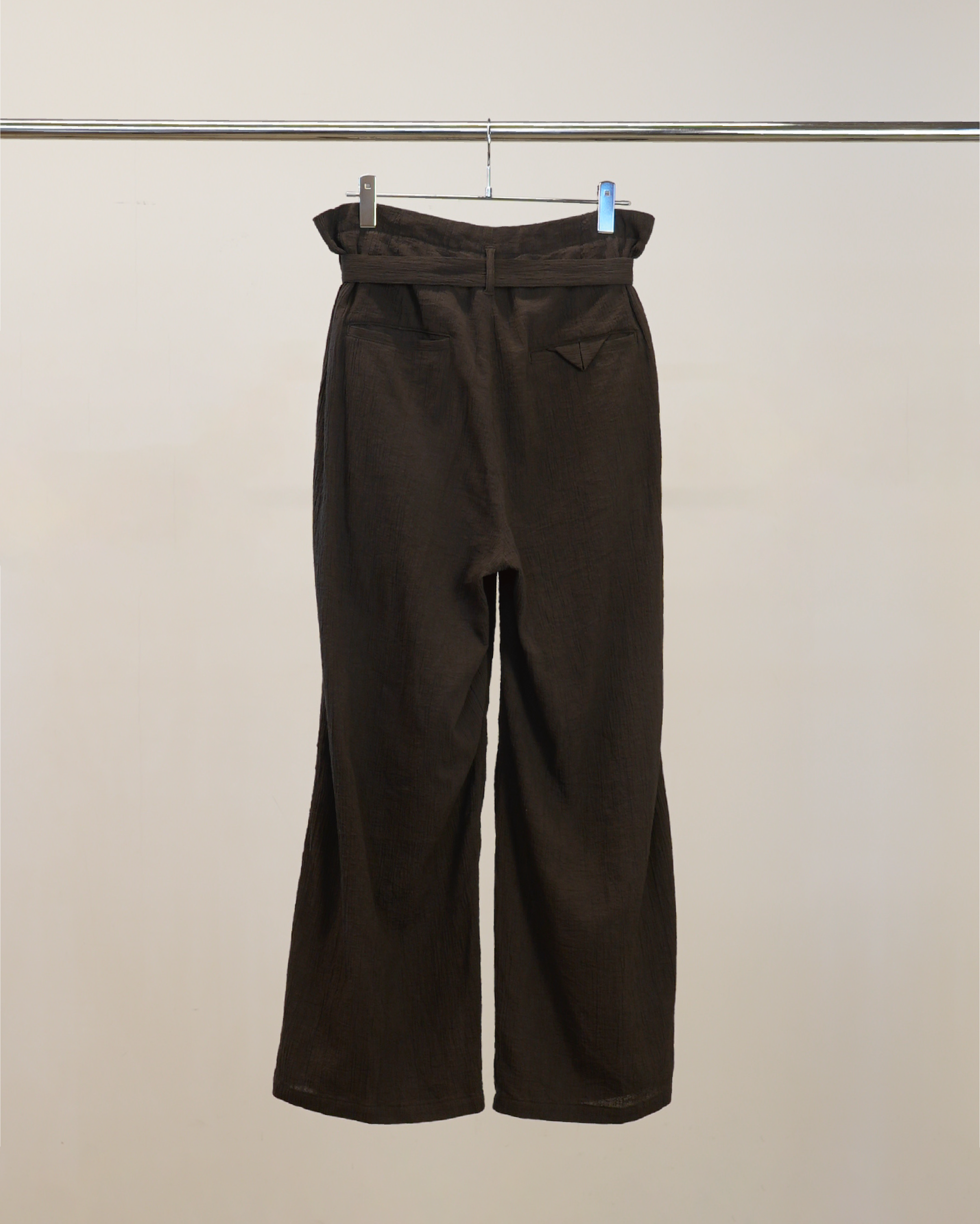 BELTED CREPE TUCK SLACKS(BROWN)