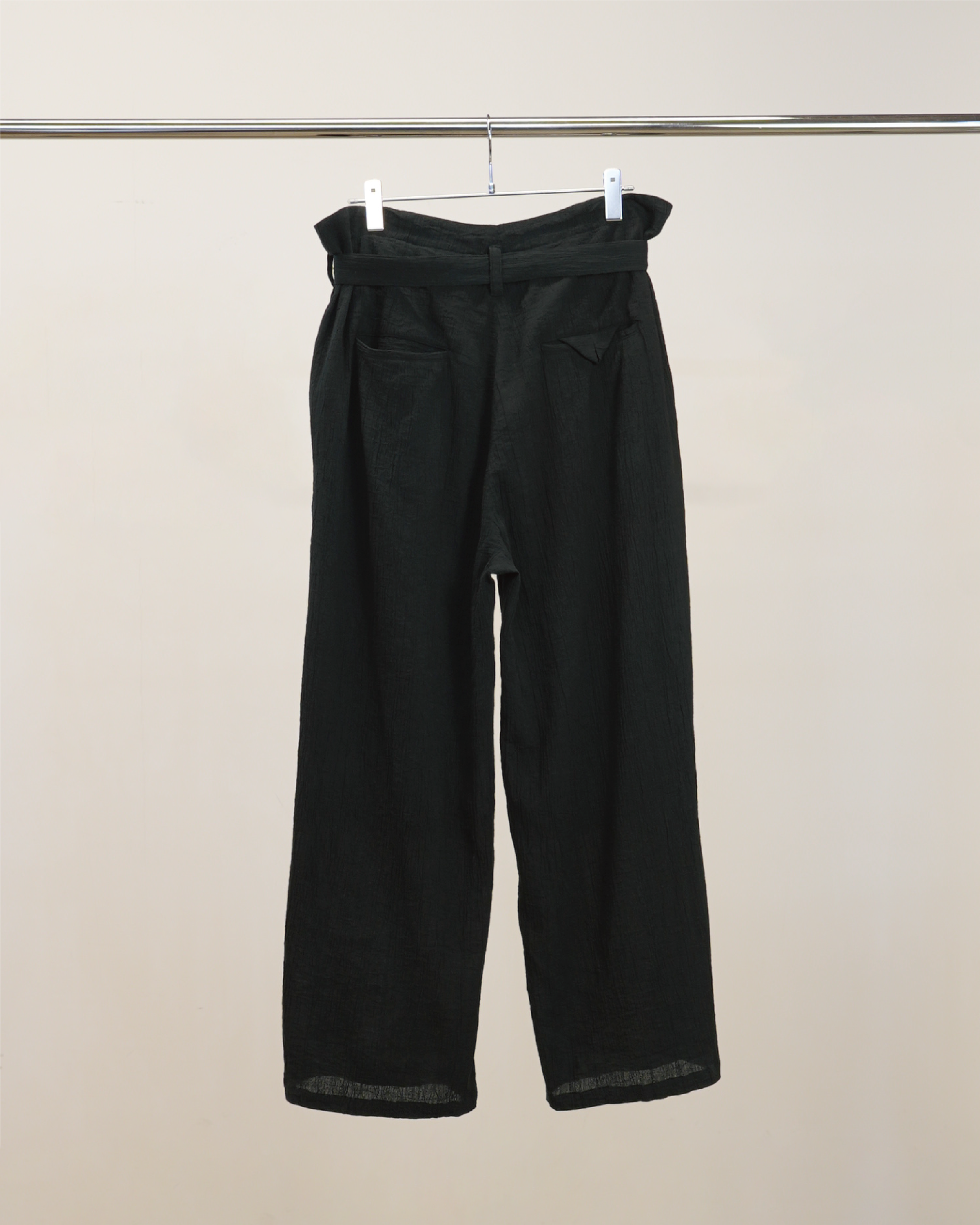 BELTED CREPE TUCK SLACKS(BLACK)