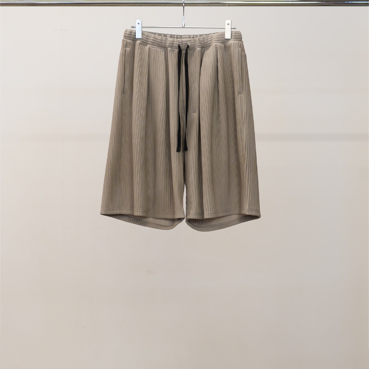 WRINKLED STRIPE TUCK SHORT PANTS(GREIGE)