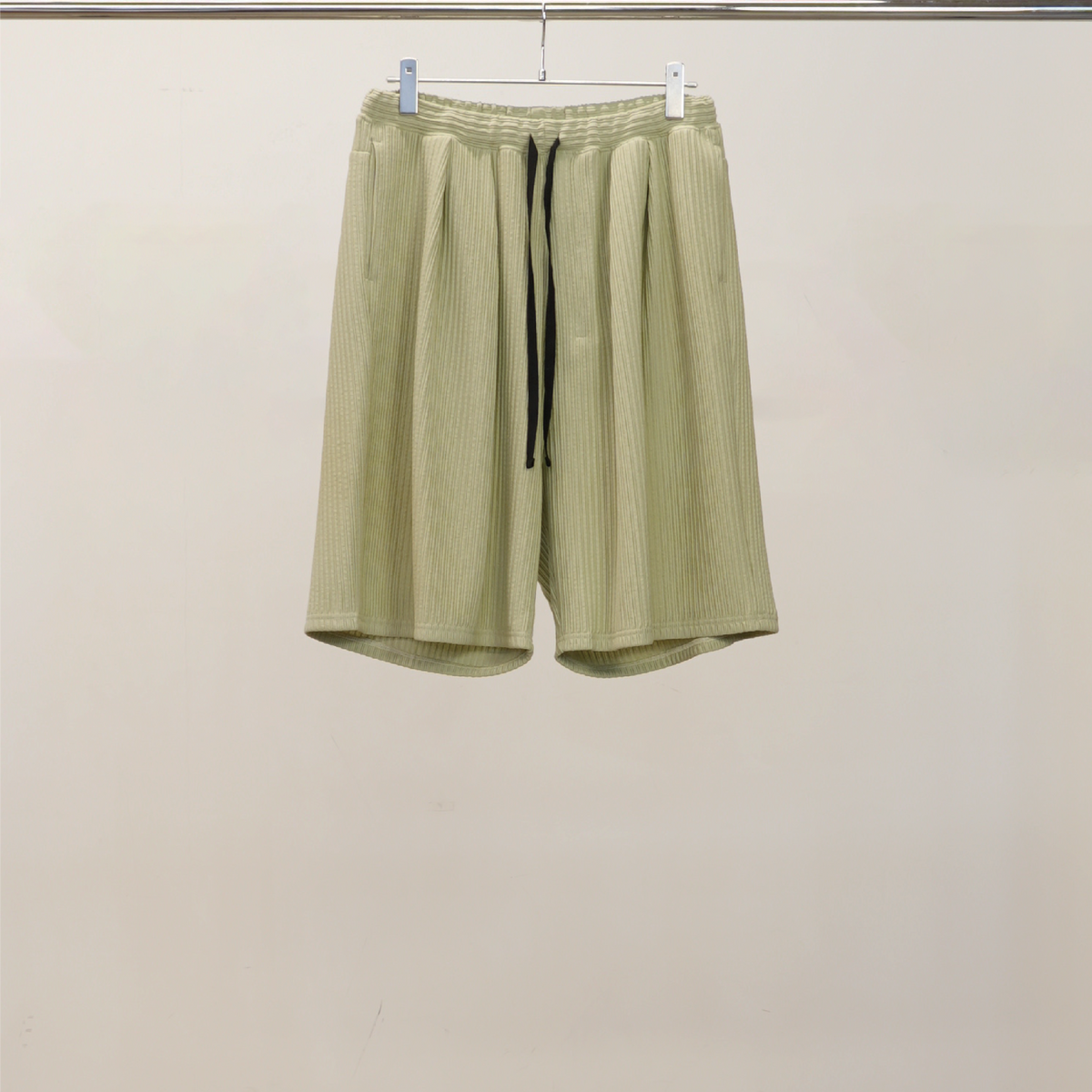 WRINKLED STRIPE TUCK SHORT PANTS(WASABI)