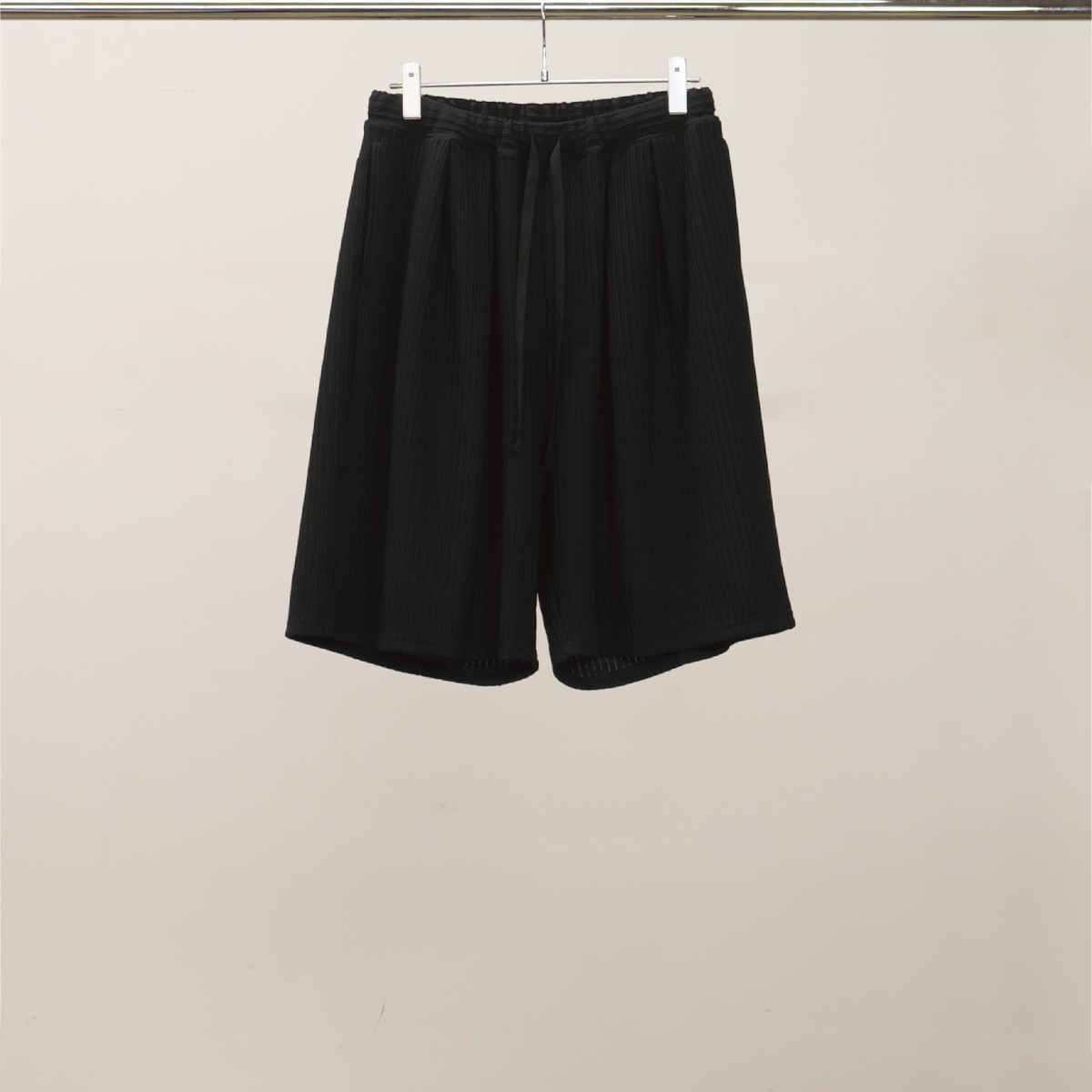[メイ]WRINKLED STRIPE TUCK SHORT PANTS WRINKLED STRIPE TUCK SHORT PANTS(BLACK)