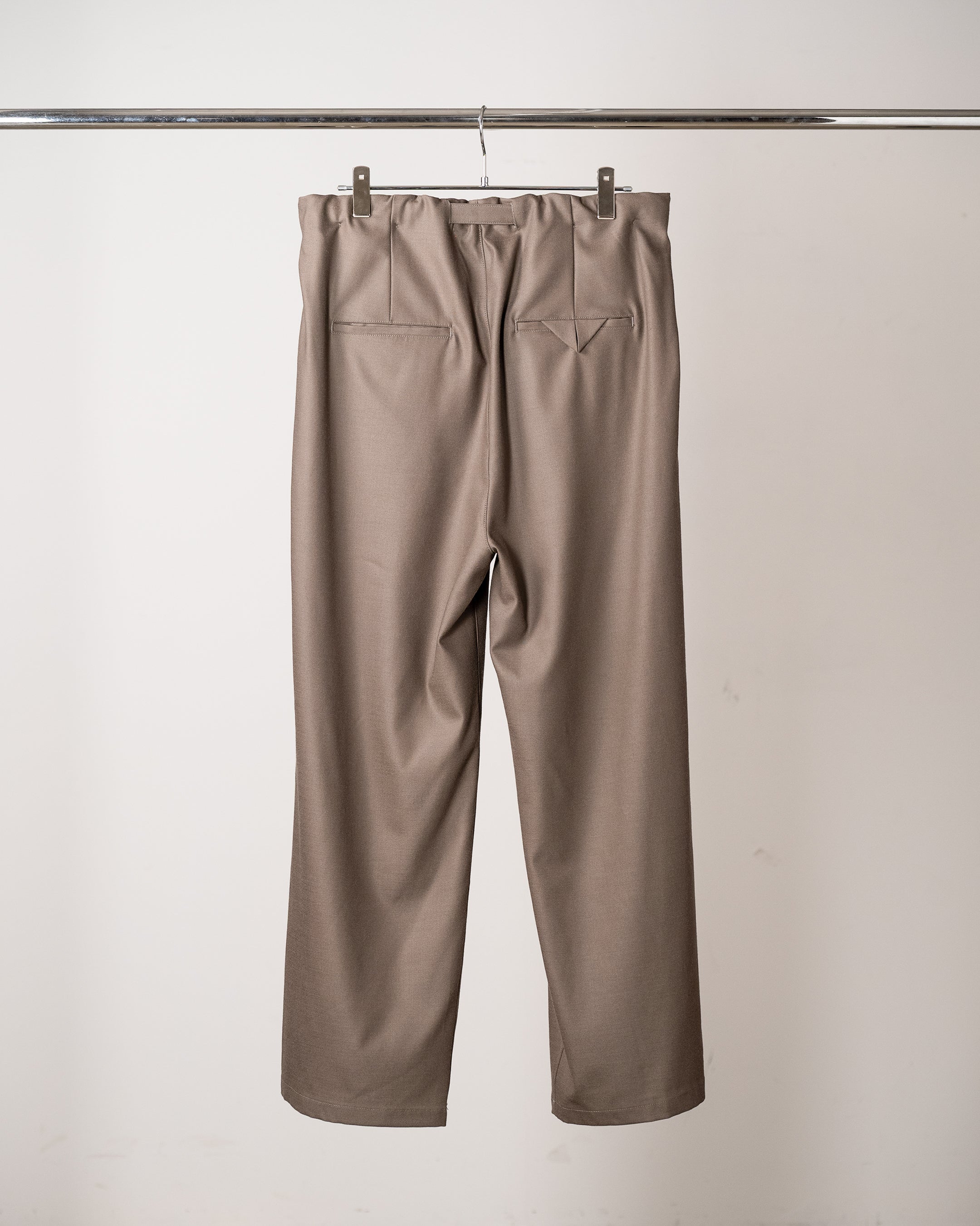WOOL SATIN BELT-LESS SLACKS(CHARCOAL)