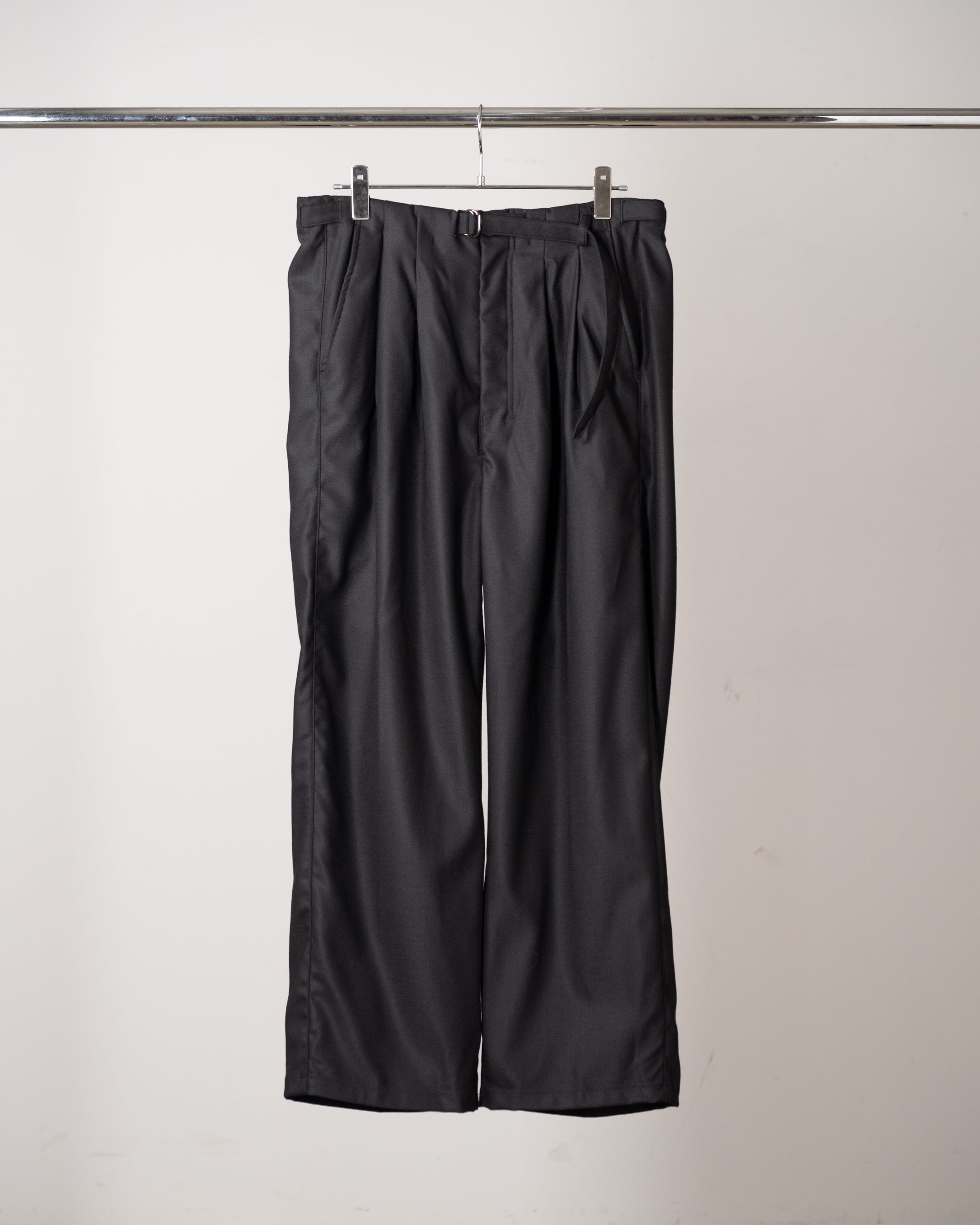 WOOL SATIN BELT-LESS SLACKS(BLACK)