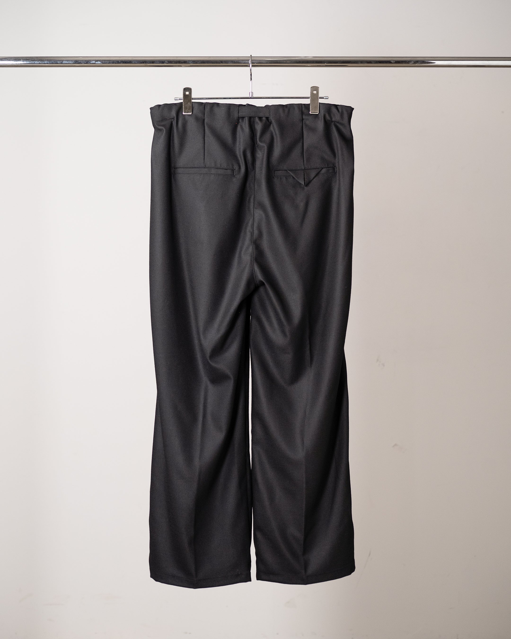 WOOL SATIN BELT-LESS SLACKS(BLACK)